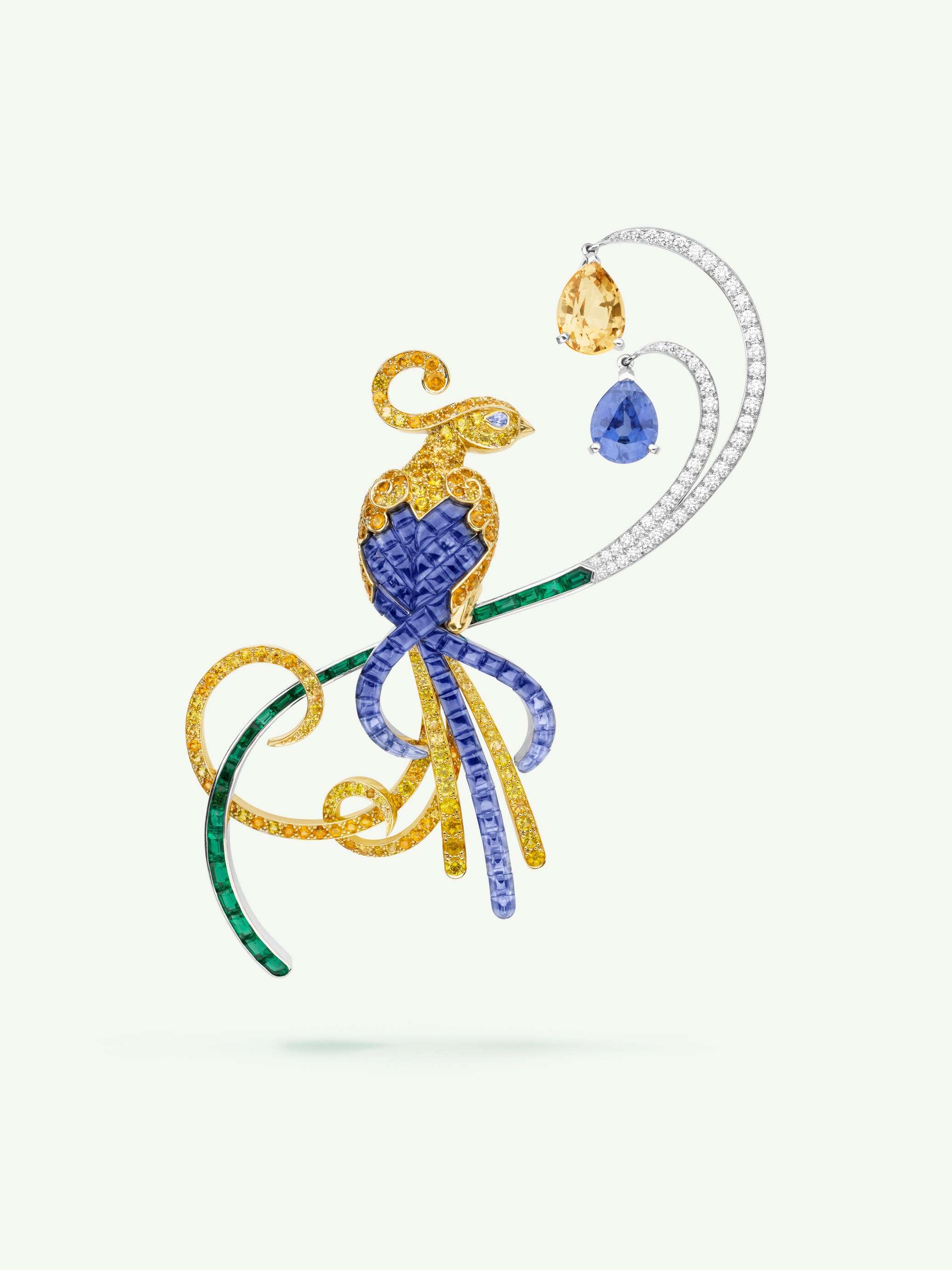 Oiseaux胸针。18K黄金,18K白金,Mystery Set™隐密式镶嵌蓝宝石,祖母绿,蓝色及黄色蓝宝石,锰铝石榴石,钻石。私人珍藏。