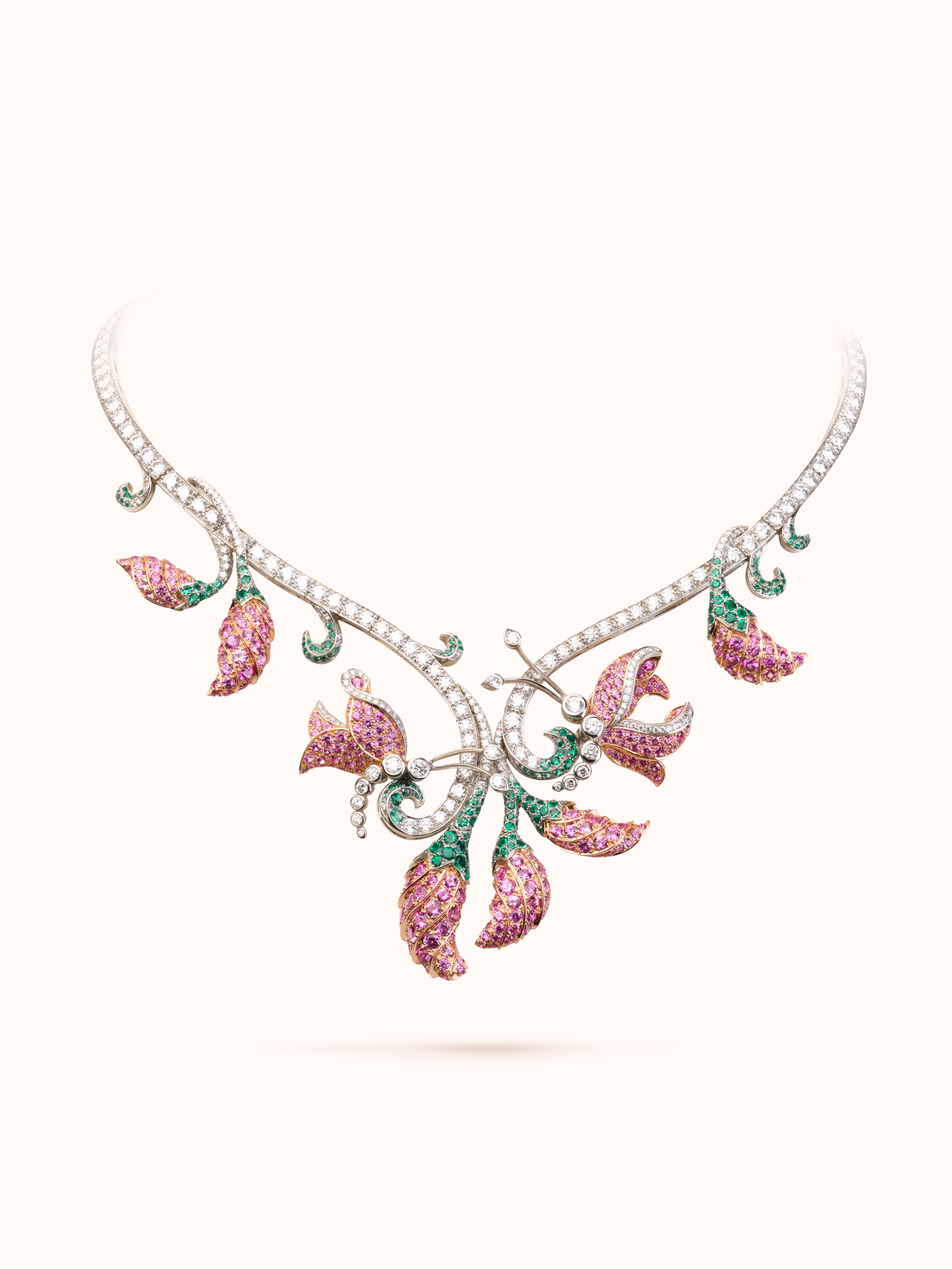 Leilus Butterfly项链。铂金,18K玫瑰金,祖母绿,粉红色蓝宝石,粉钻及白钻。私人珍藏。