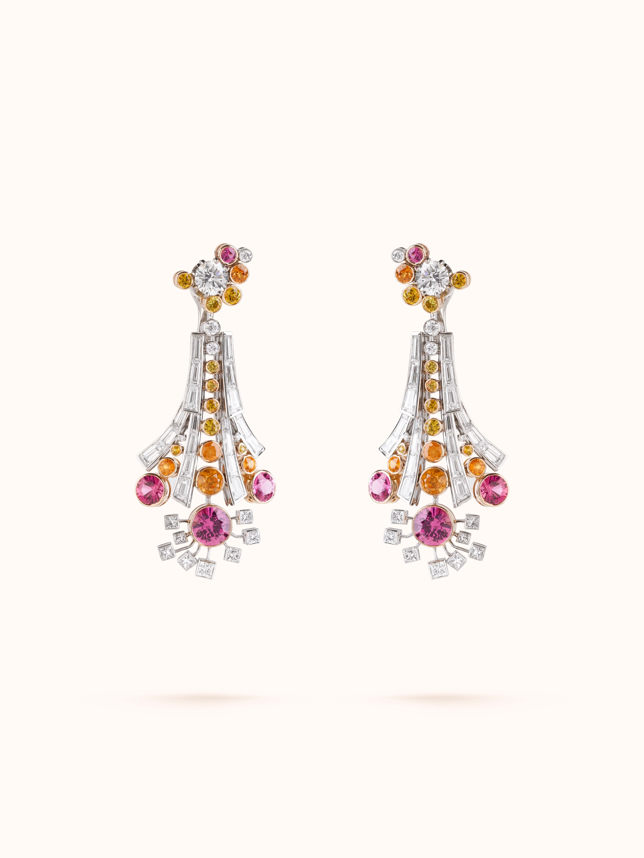 Brocatelle d’or Butterfly耳环。18K白金,18K玫瑰金,黄色蓝宝石,锰铝石榴石,粉色尖晶石,钻石。私人珍藏。