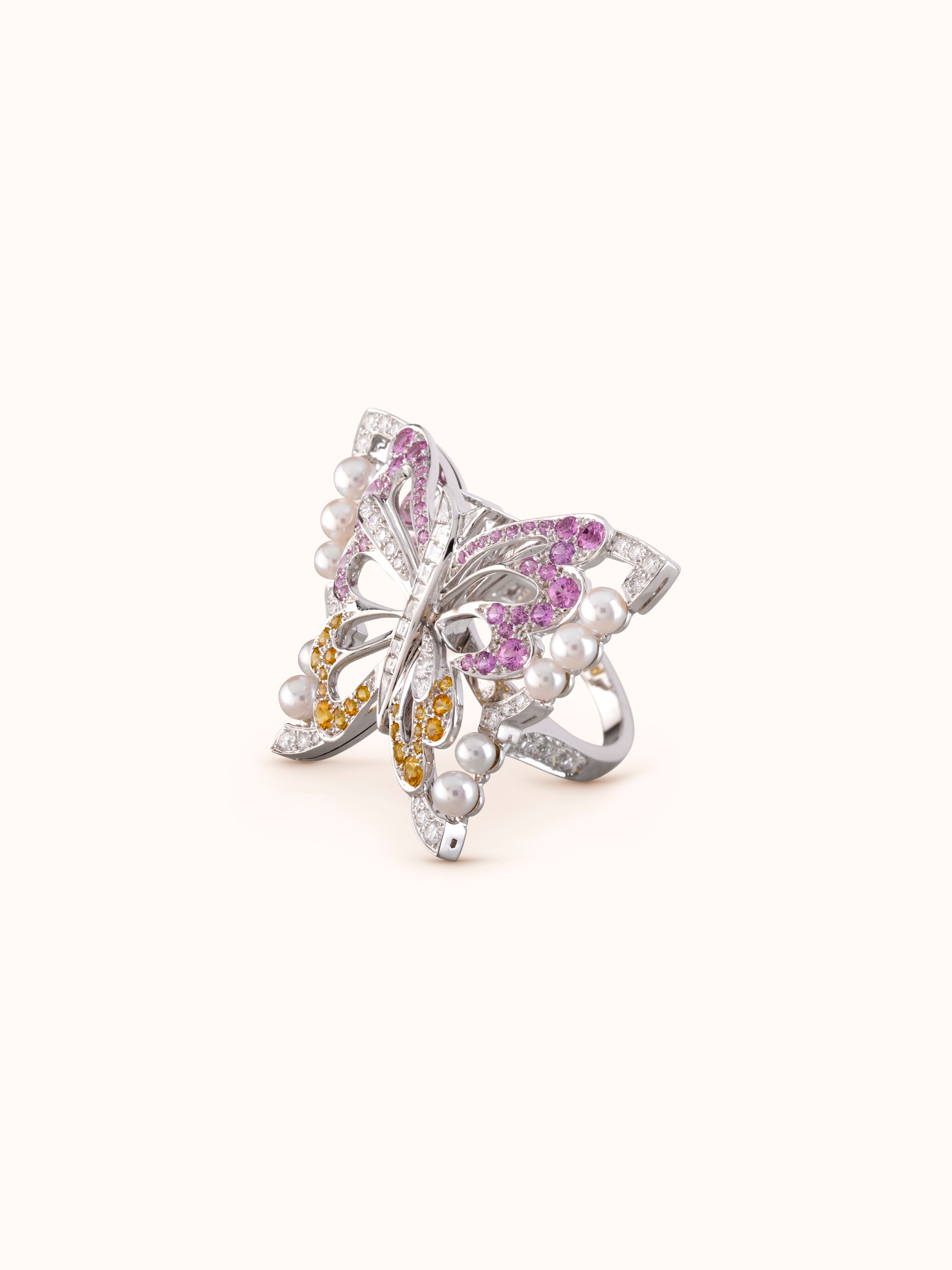 Timandre Butterfly戒指。18K白金,黄色及粉红色蓝宝石,白色养殖珍珠,钻石。私人珍藏。