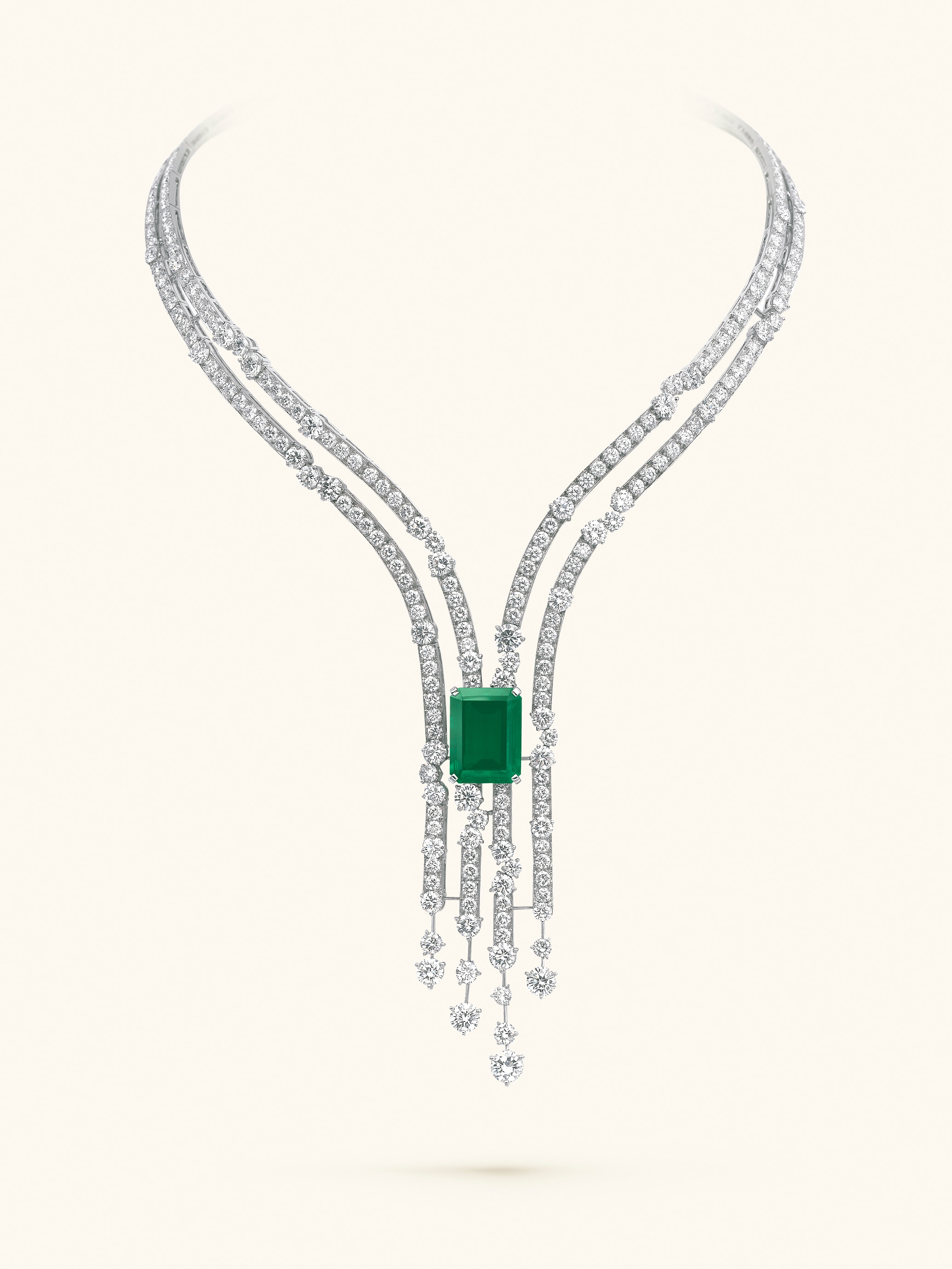 Cascatelle项链。白K金,1颗13.85克拉的祖母绿式切割祖母绿,钻石。私人珍藏。