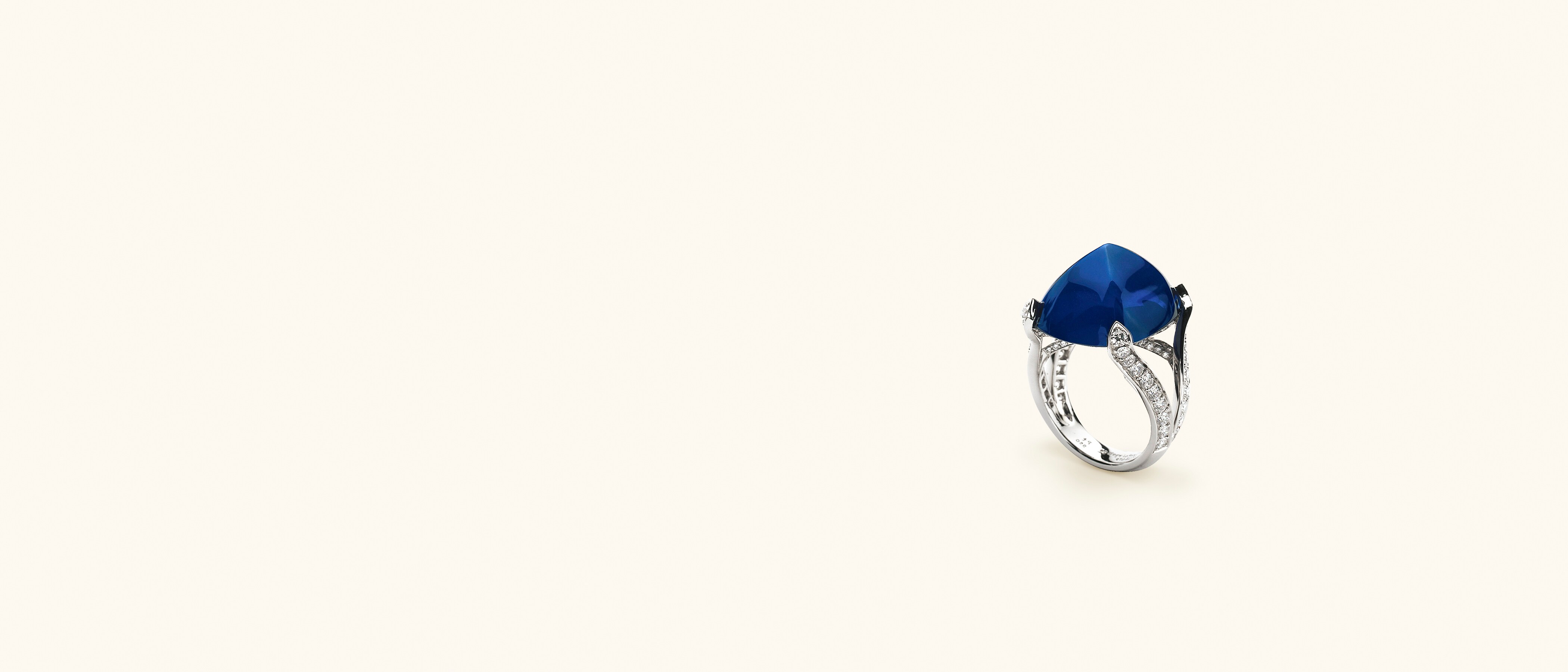 Taj Mahal ring. Platinum, one sugar loaf sapphire of 32.77 carats, diamonds. Private collection.