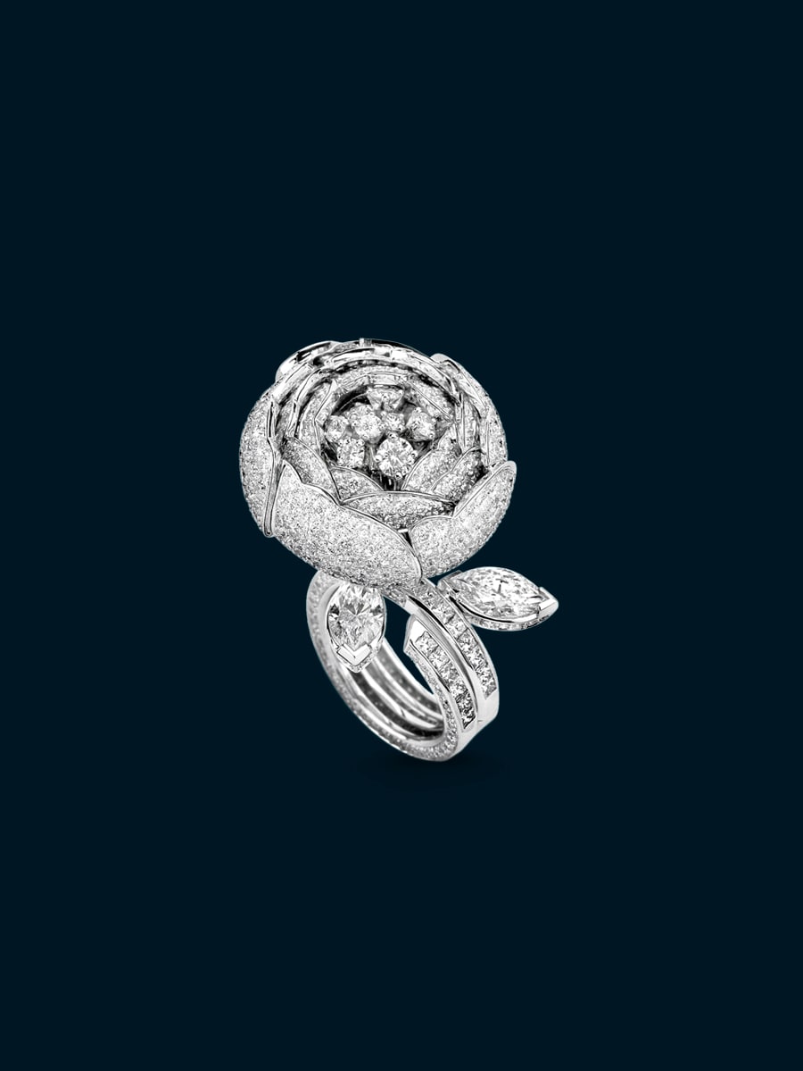 Pivoine可转换式指间戒™。18K白金,钻石。私人珍藏。