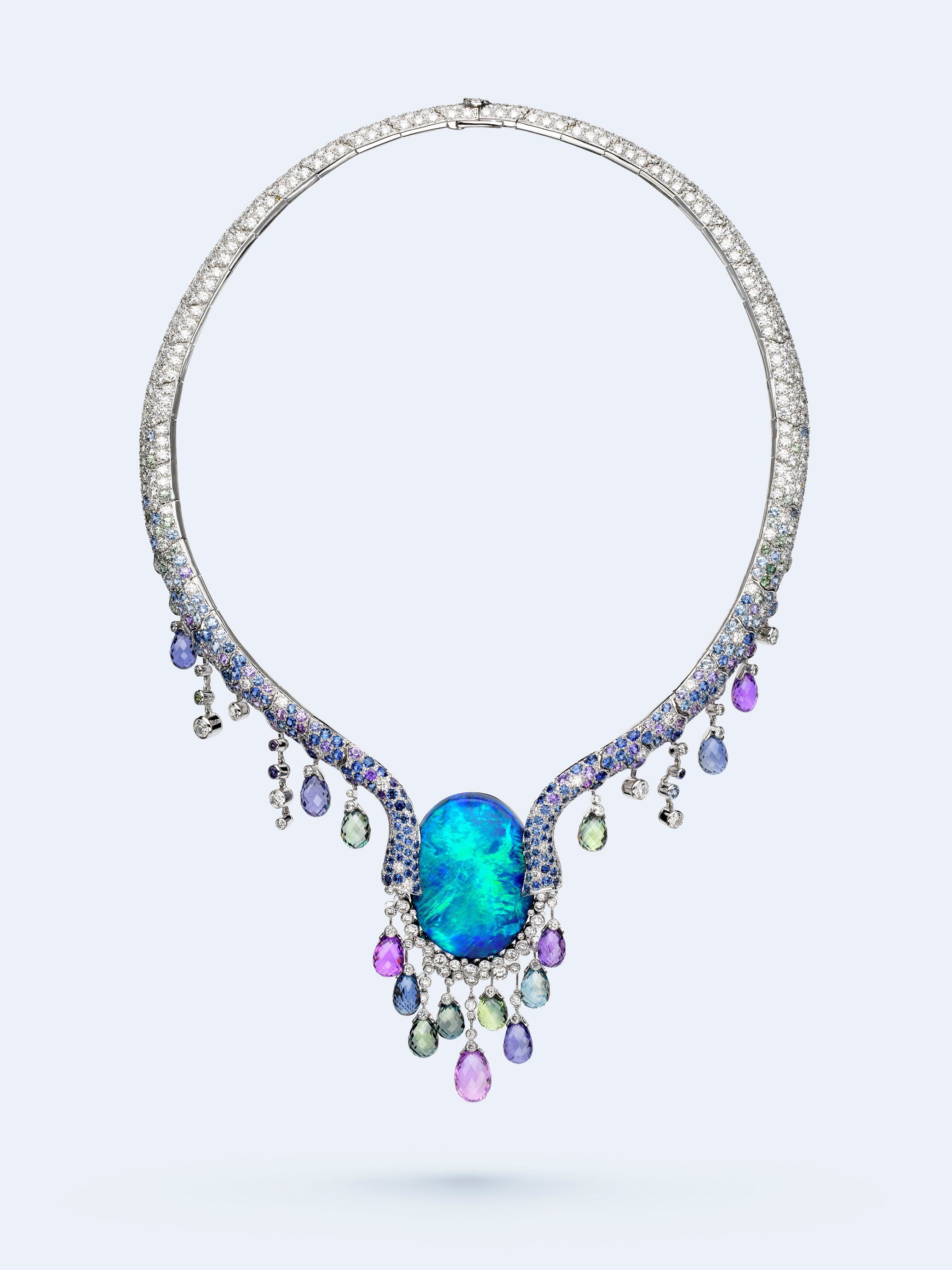 Maera项链。18K白金,1颗40.79克拉的凸圆形切割黑色欧泊,彩色蓝宝石,钻石。私人珍藏。