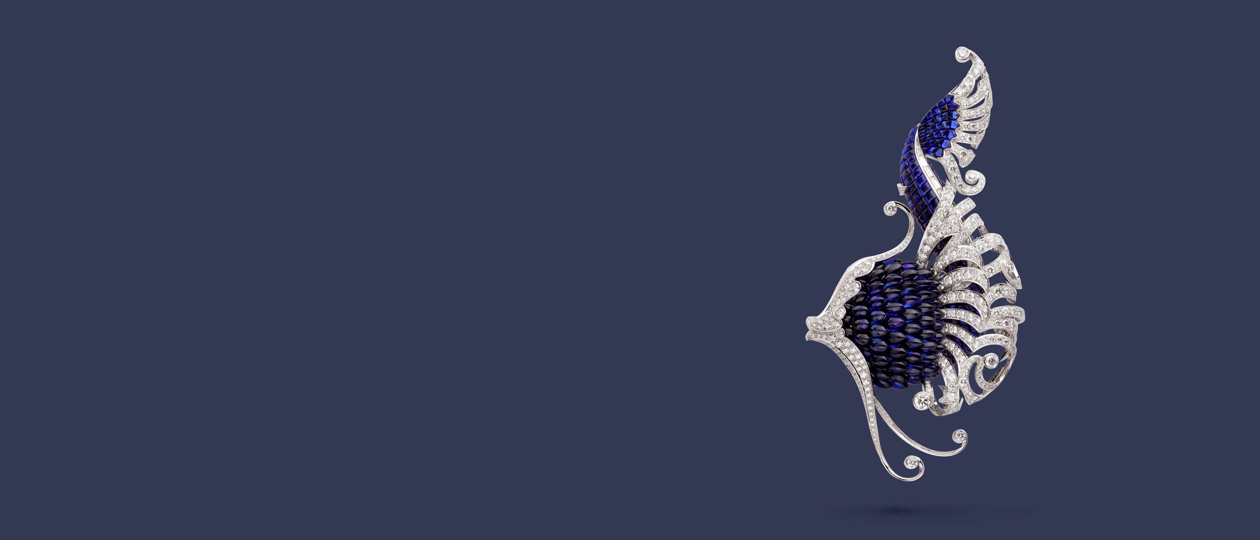 Iliade胸针。18K白金，18K玫瑰金，Traditional Mystery Set™传统隐密式镶嵌蓝宝石，钻石。私人珍藏。