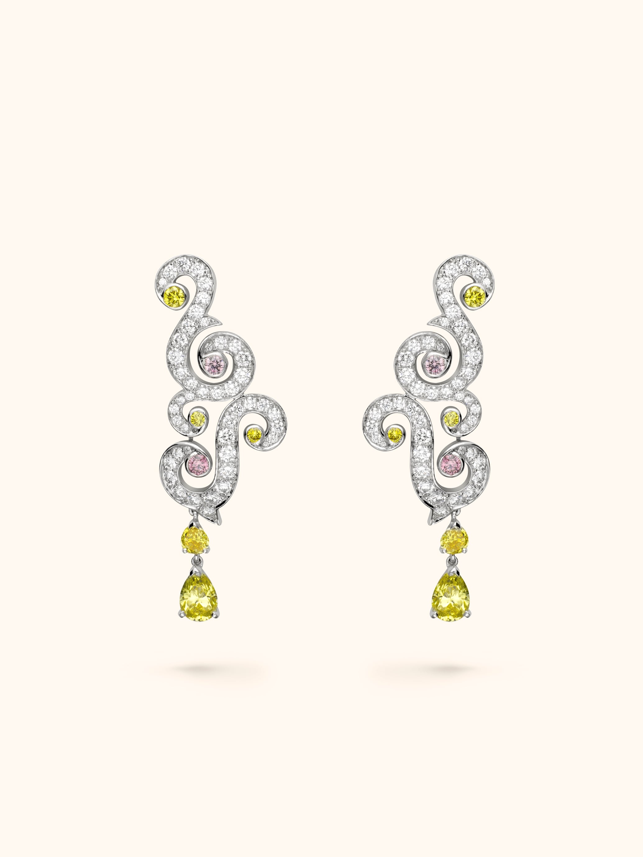 Versailles耳环。铂金,黄钻,粉钻及白钻。私人珍藏。