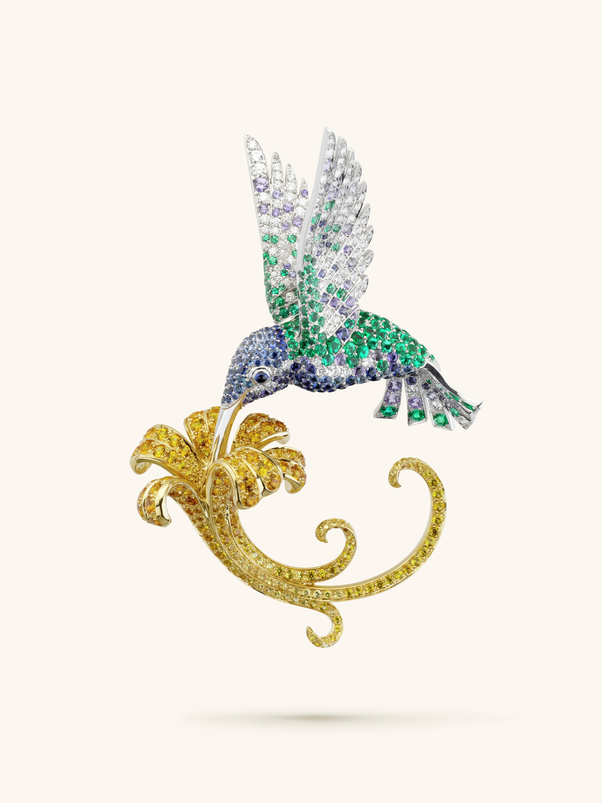 Violet-throated colibri胸针。18K白金,18K黄金,祖母绿,蓝宝石,钻石。私人珍藏。