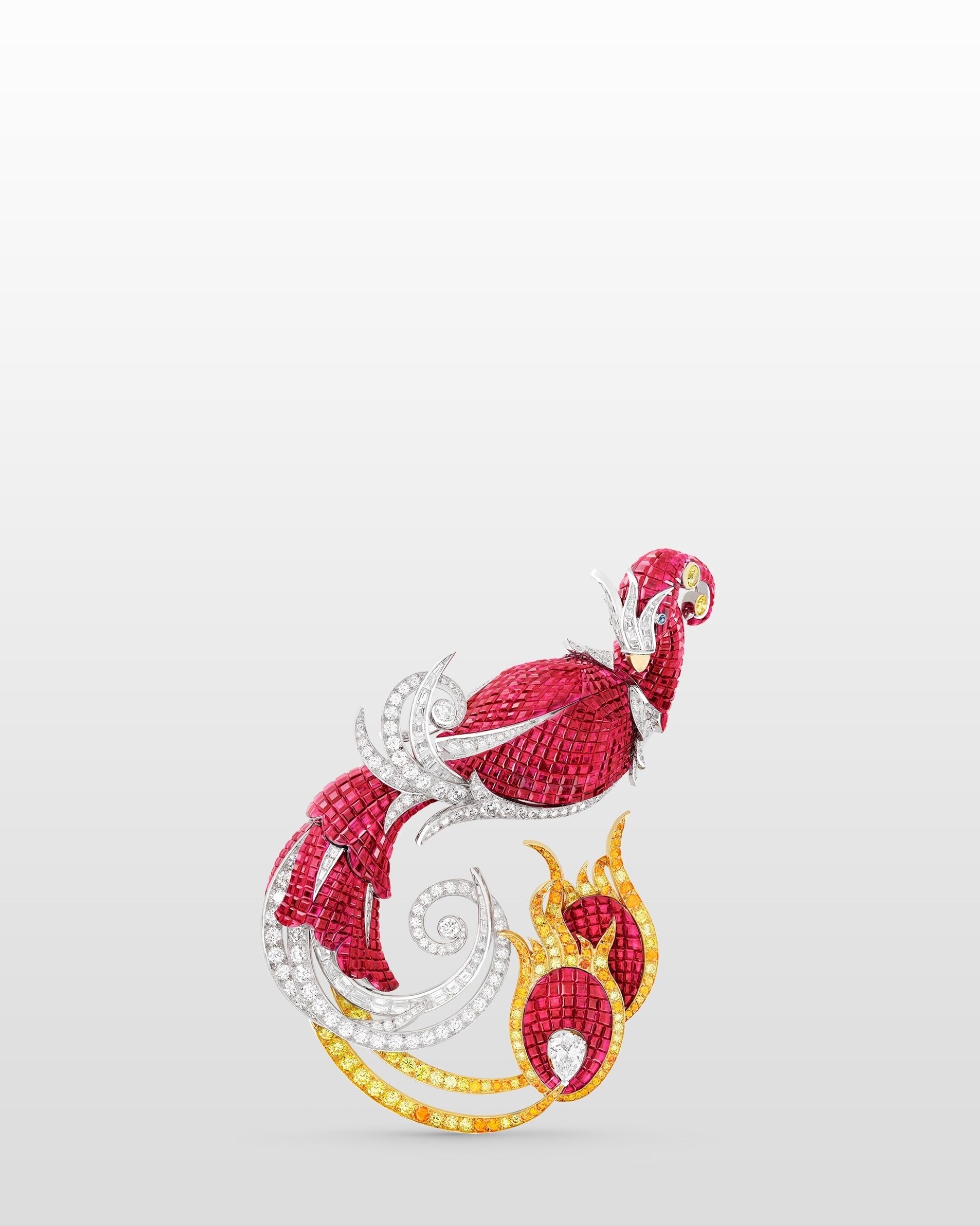 Phénix Mystérieux项链及可拆卸式胸针。18K白金，18K黄金，18K玫瑰金，蓝宝石，1颗椭圆形切割红宝石，Traditional Mystery Set™传统隐密式镶嵌红宝石，橙色石榴石，1颗14.36克拉的DFI 2A级梨形钻石，黄钻及白钻。私人珍藏。