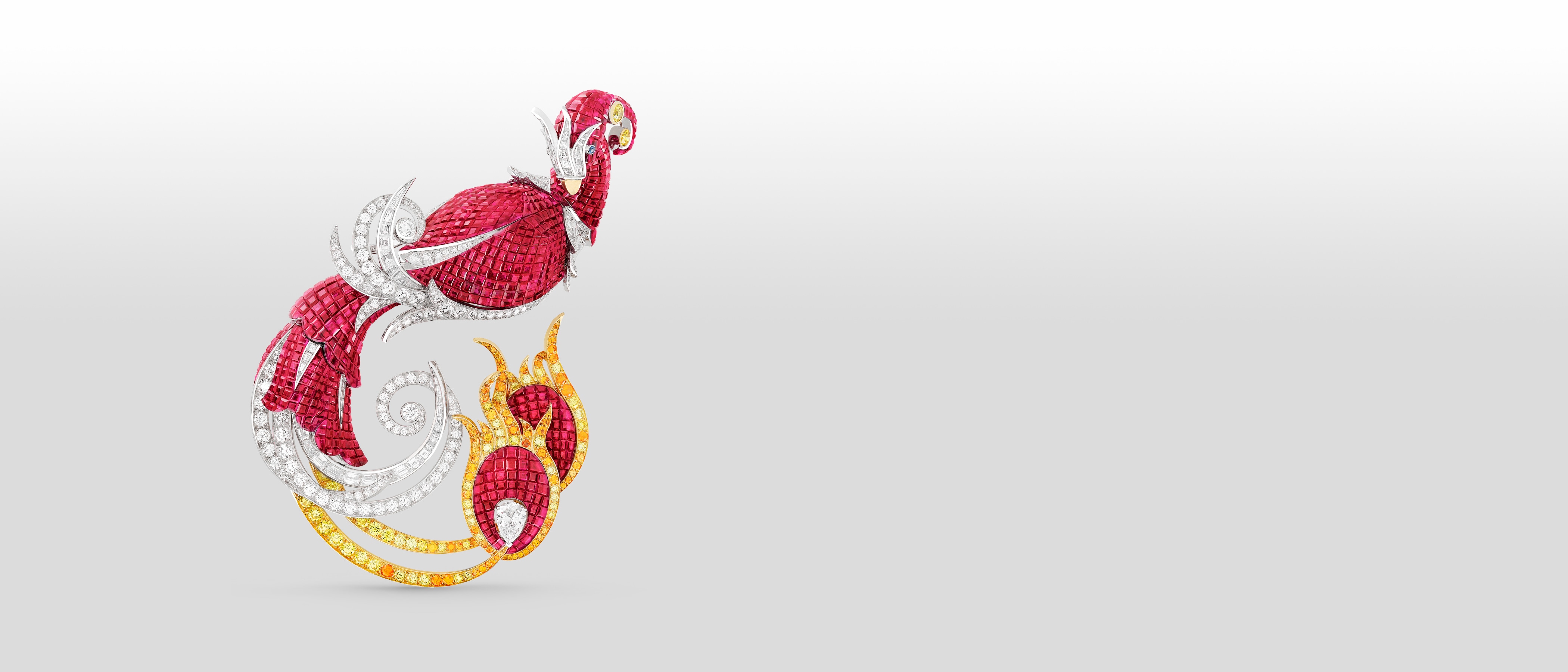 Phénix Mystérieux项链及可拆卸式胸针。18K白金,18K黄金,18K玫瑰金,蓝宝石,1颗椭圆形切割红宝石,Traditional Mystery Set™传统隐密式镶嵌红宝石,橙色石榴石,1颗14.36克拉的DFI 2A级梨形钻石,黄钻及白钻。私人珍藏。