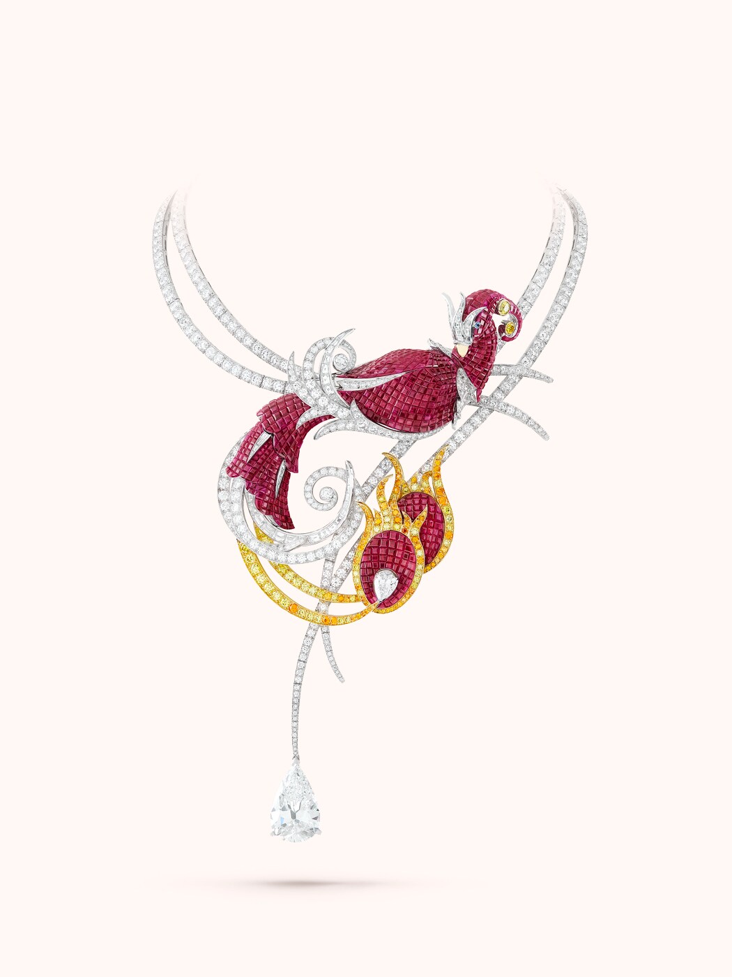 Phénix Mystérieux项链及可拆卸式胸针。18K白金,18K黄金,18K玫瑰金,蓝宝石,1颗椭圆形切割红宝石,Traditional Mystery Set™传统隐密式镶嵌红宝石,橙色石榴石,1颗14.36克拉的DFI 2A级梨形钻石,黄钻及白钻。私人珍藏。