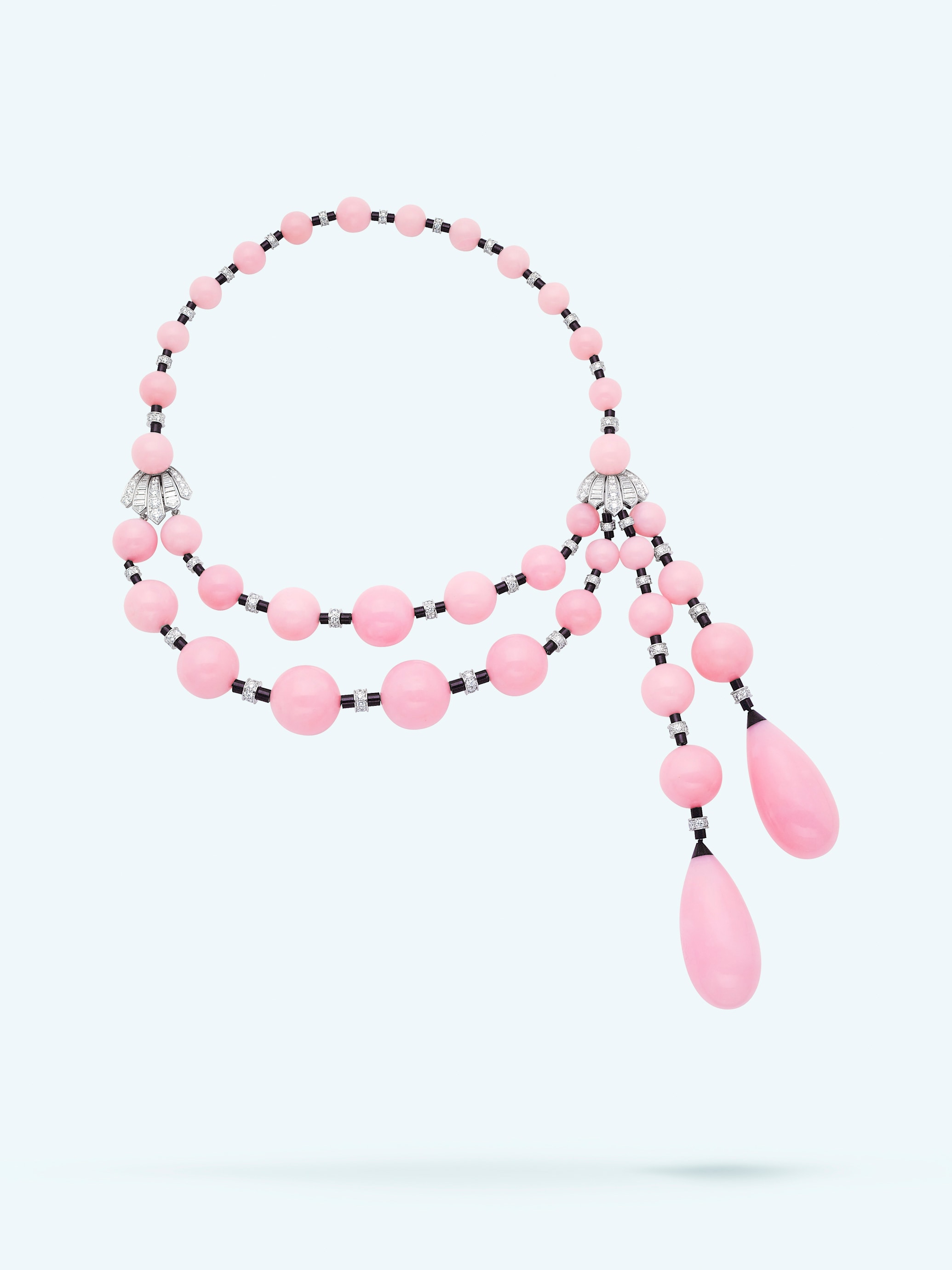 Pandora项链。18K白金,2颗分别重20.48和20.91克拉的梨形粉色欧泊,粉色欧泊,缟玛瑙,钻石。私人珍藏。