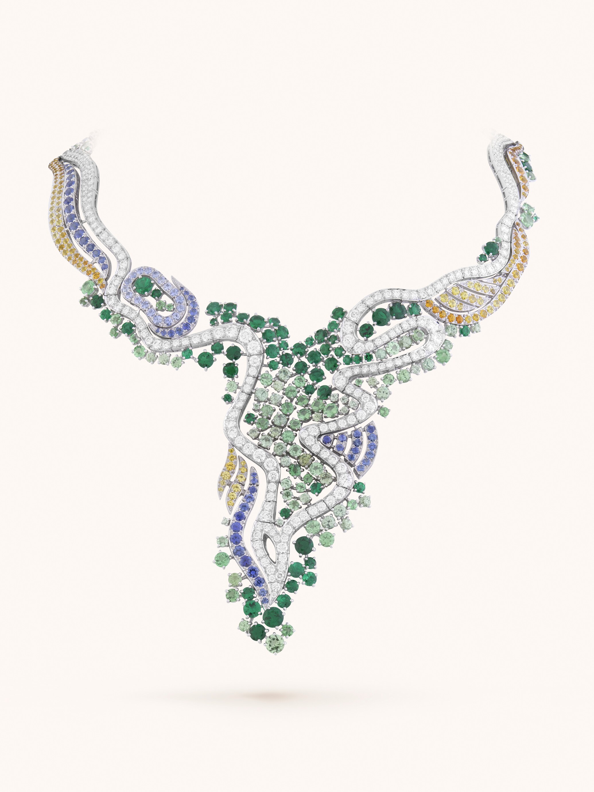 Nil blanc项链。18K白金,祖母绿,蓝色及黄色蓝宝石,沙弗莱石榴石及绿色石榴石,钻石。Van Cleef & Arpels梵克雅宝。