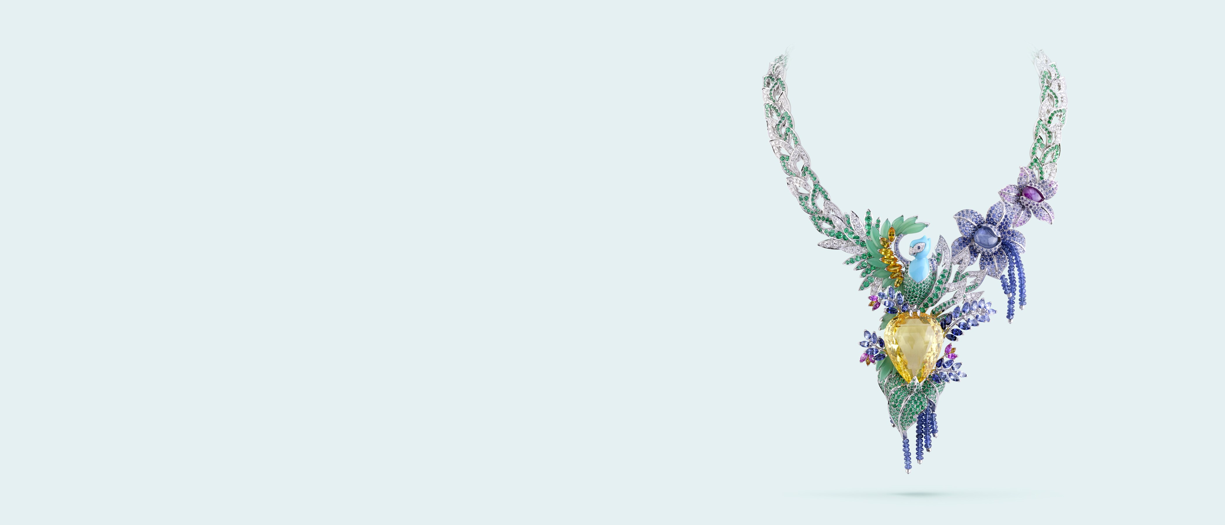 Splendeur africaine项链。18K白金，蓝宝石，彩色蓝宝石，2颗分别重7.35克拉和2.97克拉的凸圆形切割星形蓝宝石，1颗4.18克拉的凸圆形切割星形粉红色蓝宝石，绿玉髓，绿松石，祖母绿，1颗82.68克拉的水滴形切割黄色蓝宝石，钻石。私人珍藏。