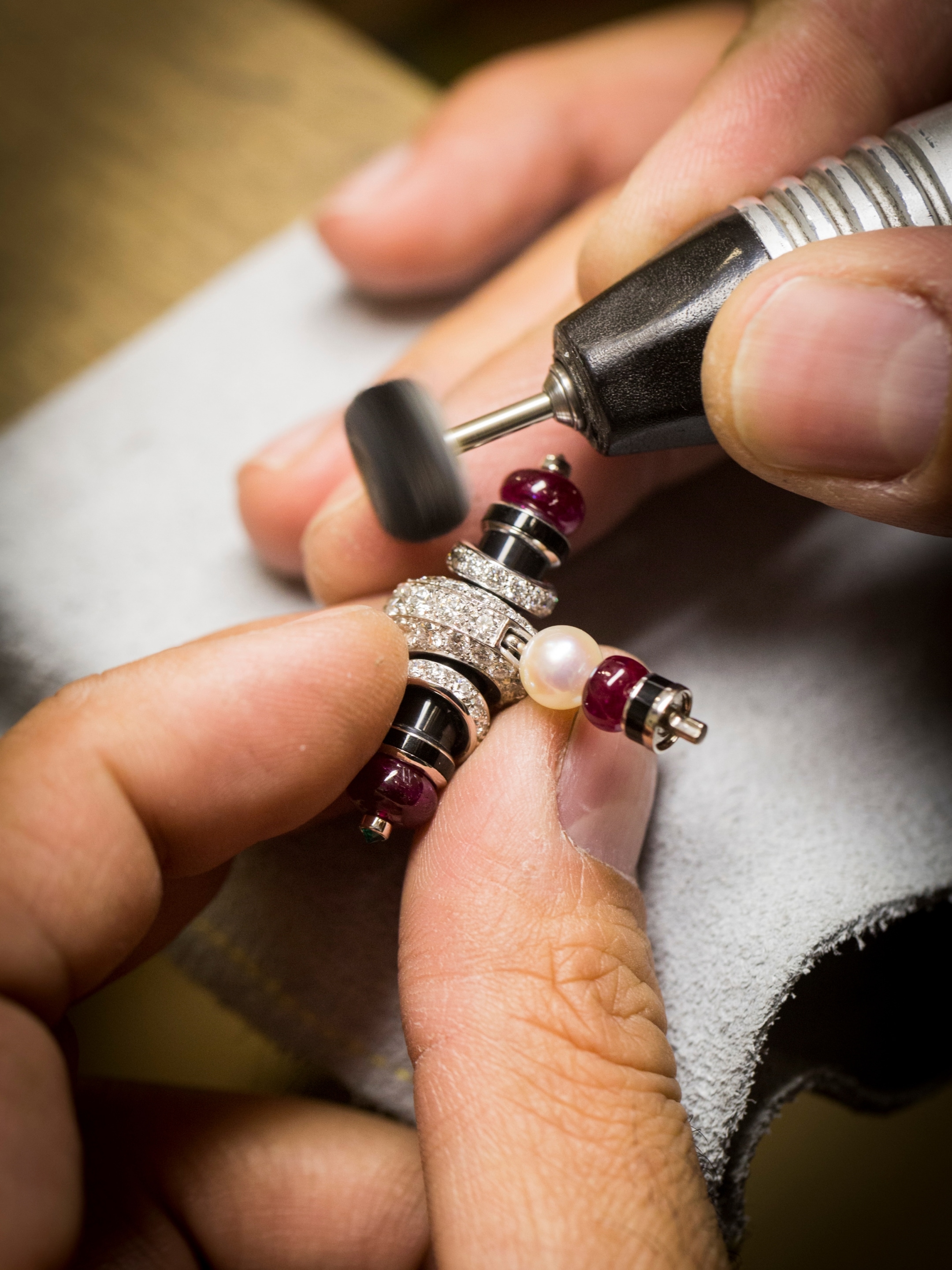 Polishing work, pad polishing, Oiseau sur la branche long necklace, Le Secret collection, Van Cleef & Arpels