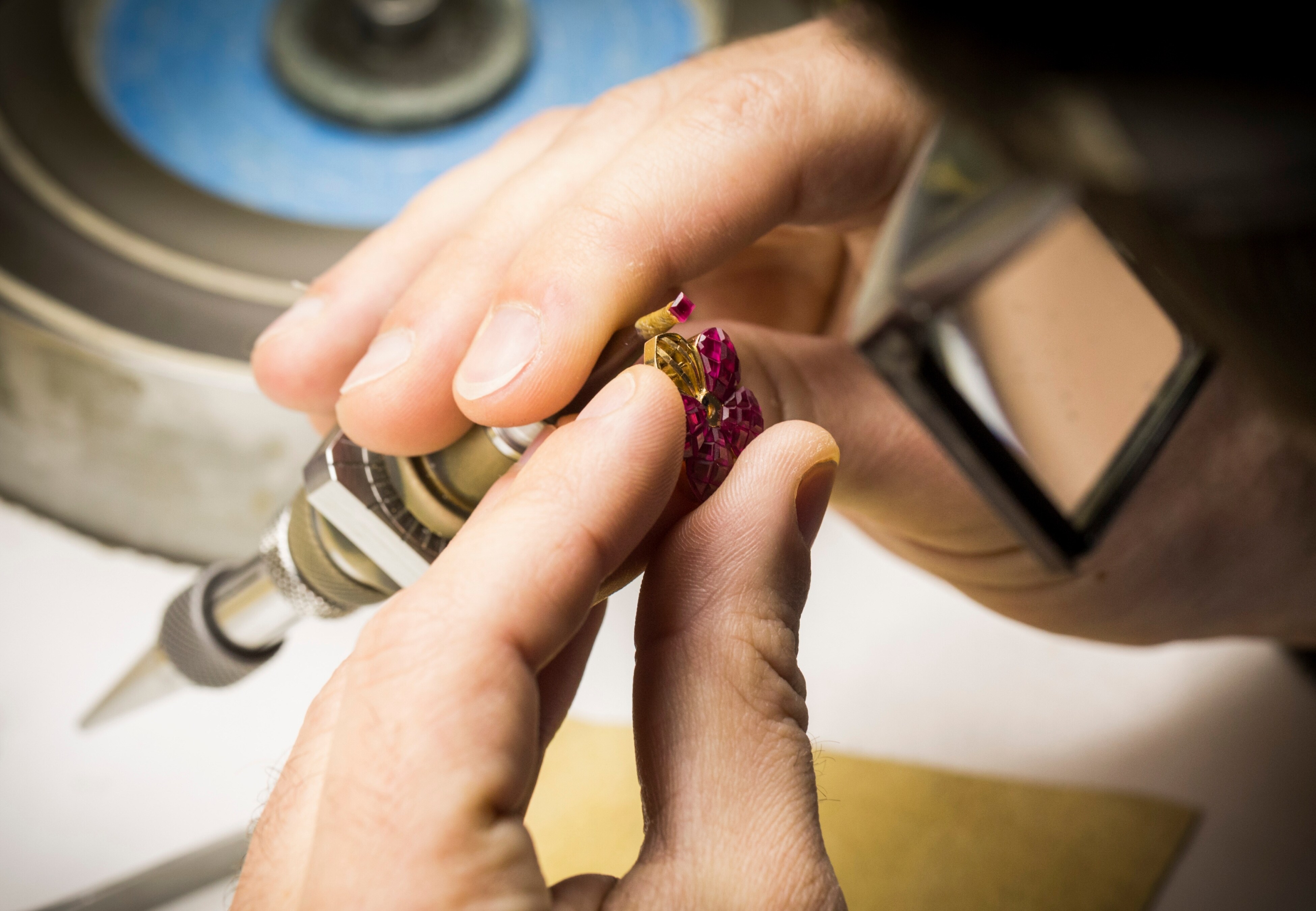 Mystery Setting™ work, traditional Mystery Set rubies, Sous son aile clip, Le Secret collection, Van Cleef & Arpels