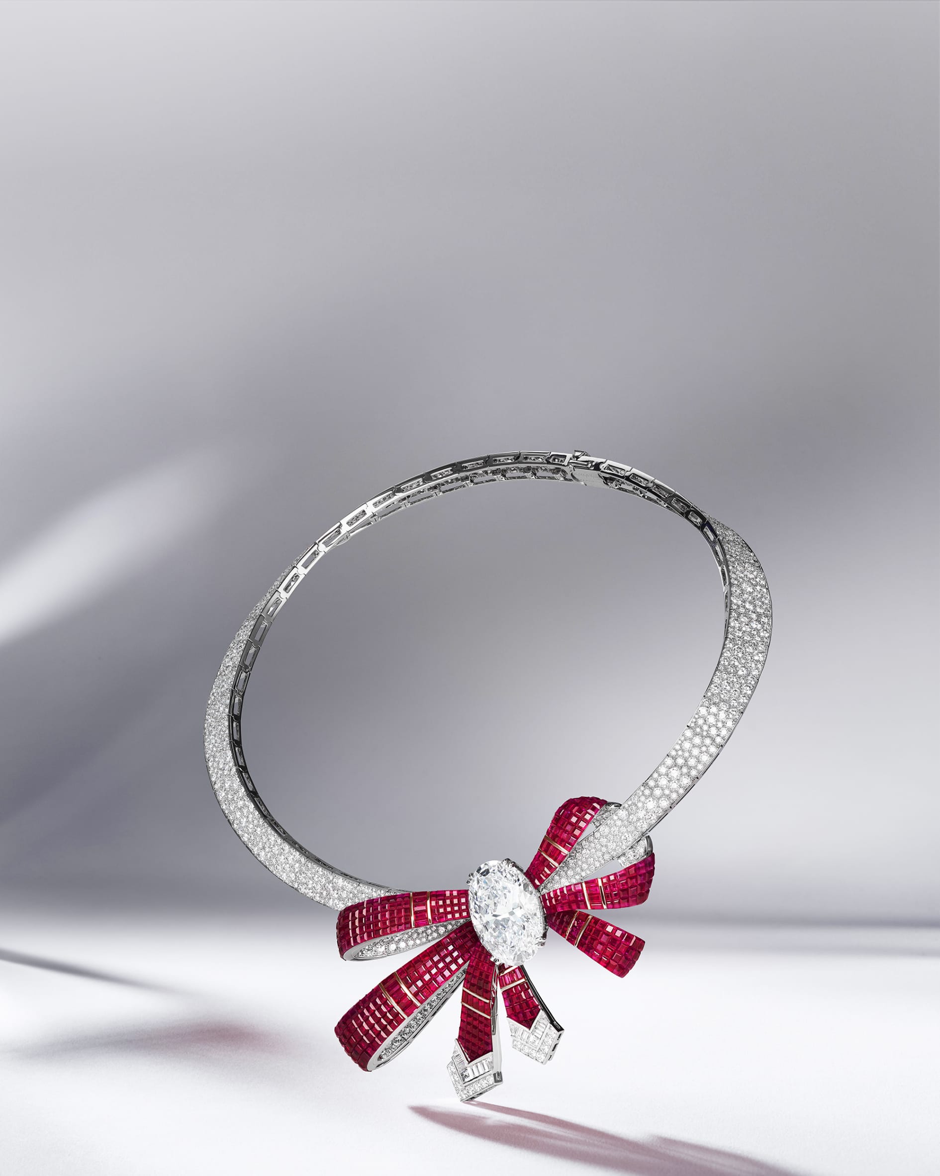 Volutes Mystérieuses可转换式项链 白K金，玫瑰金，2颗分别重15.52和15.50克拉的的DFL级2A型椭圆形切割钻石，传统Mystery Set隐密式切割红宝石，红宝石，钻石。Legend of Diamonds，二十五件隐密式镶嵌珠宝作品™，Van Cleef & Arpels梵克雅宝