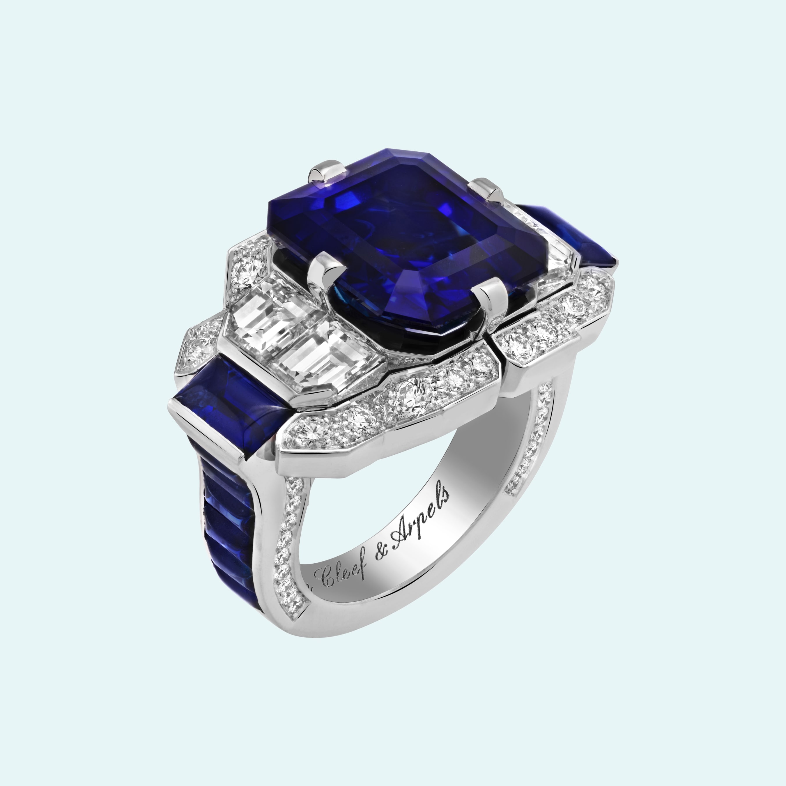 Contemplation戒指，白K金，1颗11.62克拉的祖母绿式切割蓝宝石（产地：缅甸），蓝宝石，钻石。Quatre contes de Grimm系列，Van Cleef & Arpels梵克雅宝。