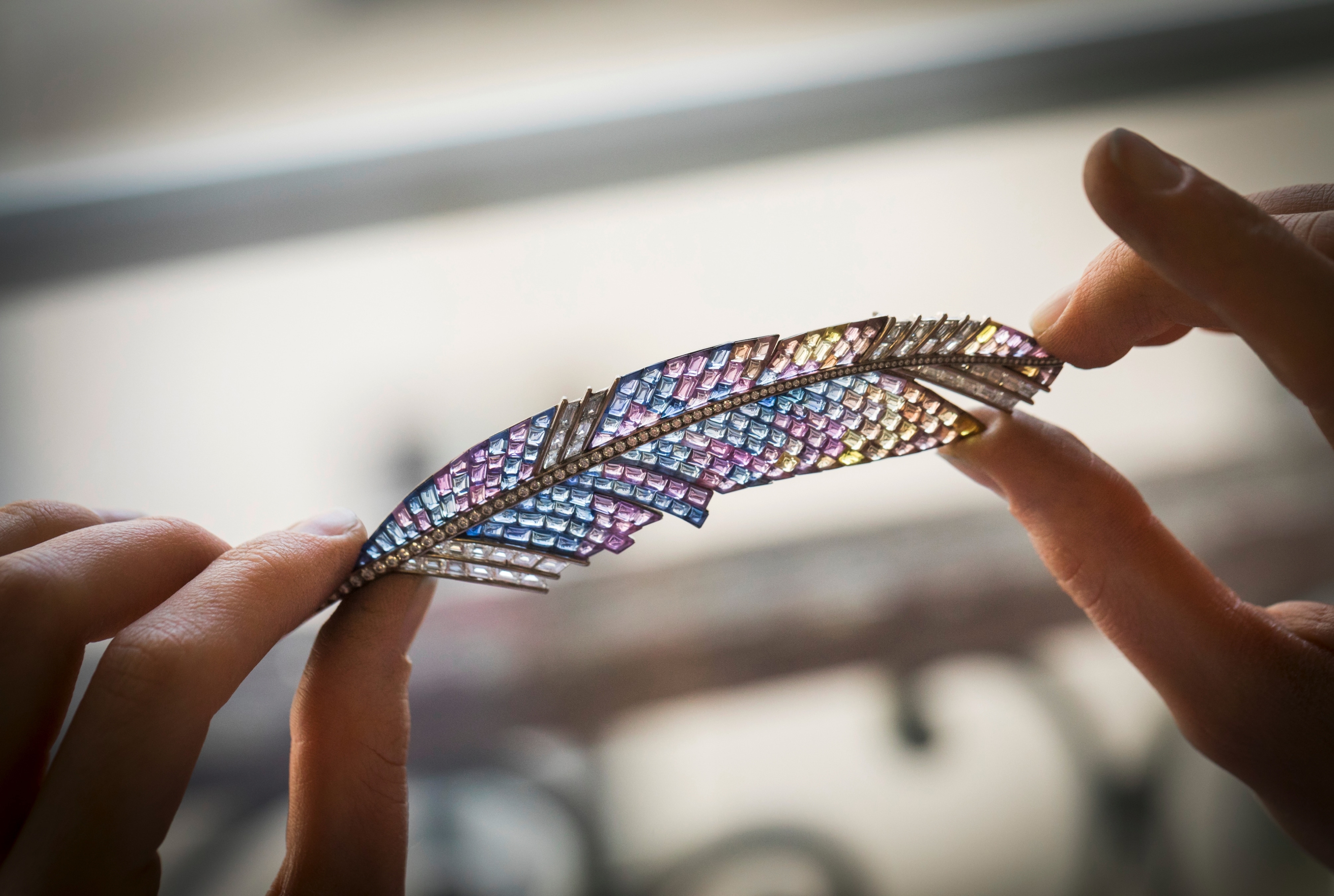 Mystery Set™隐密式镶嵌工艺，品质控制，Panache mystérieux胸针，Quatre contes de Grimm系列，Van Cleef & Arpels梵克雅宝