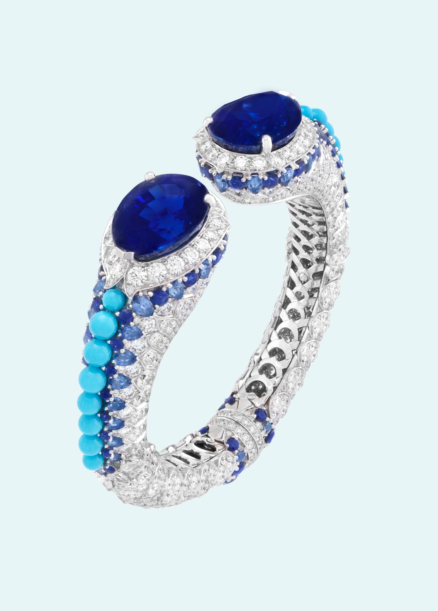 Traversée étoilée手镯，白K金，黄K金，2颗总重50.03克拉的梨形蓝宝石（产地：缅甸），蓝宝石，绿松石，钻石。Quatre contes de Grimm系列，Van Cleef & Arpels梵克雅宝。