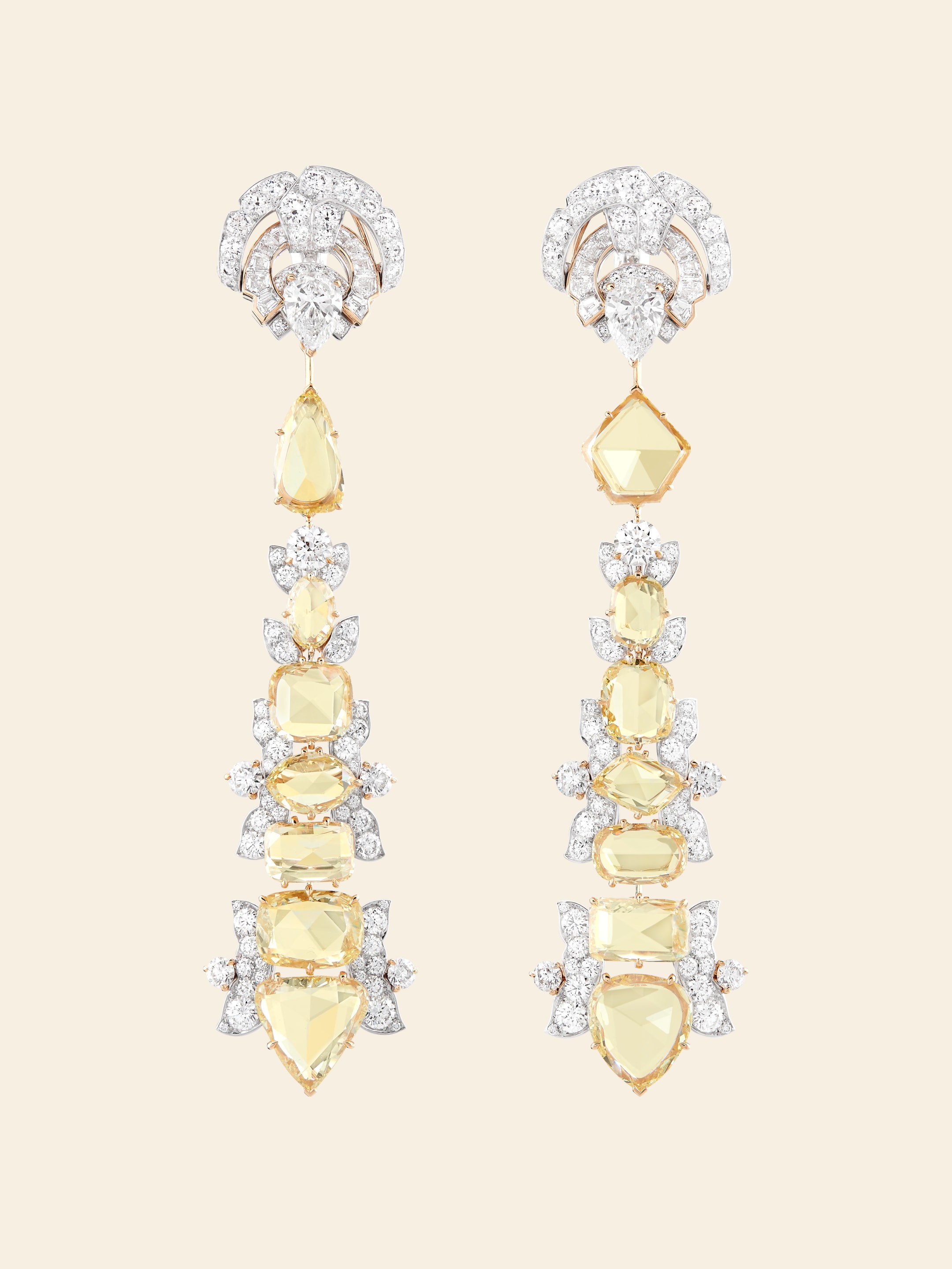 Victoire耳环及可拆式吊坠，黄K金，白K金，14颗总重18.18克拉的玫瑰形切割黄色钻石，1颗1.04克拉的DIF级梨形钻石，1颗1.03克拉的DIF级梨形钻石，钻石。Quatre contes de Grimm系列，Van Cleef & Arpels梵克雅宝。