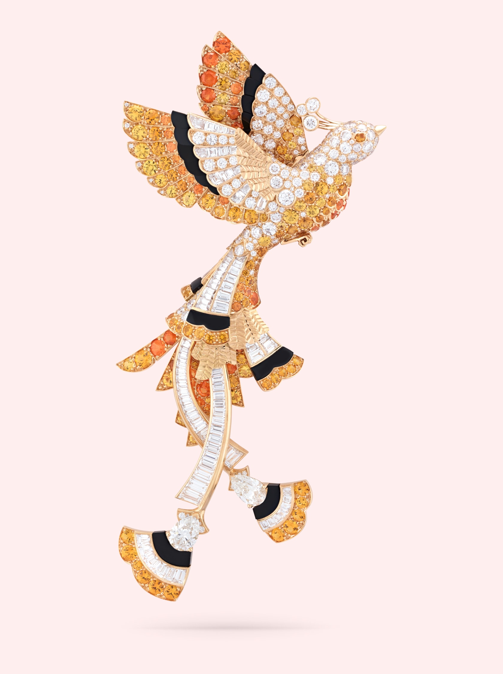 Oiseau d’or胸针，黄K金，2颗总重2.02克拉的EVVS2级梨形钻石，黄色蓝宝石，锰铝石榴石，缟玛瑙，钻石。Quatre contes de Grimm系列，Van Cleef & Arpels梵克雅宝。