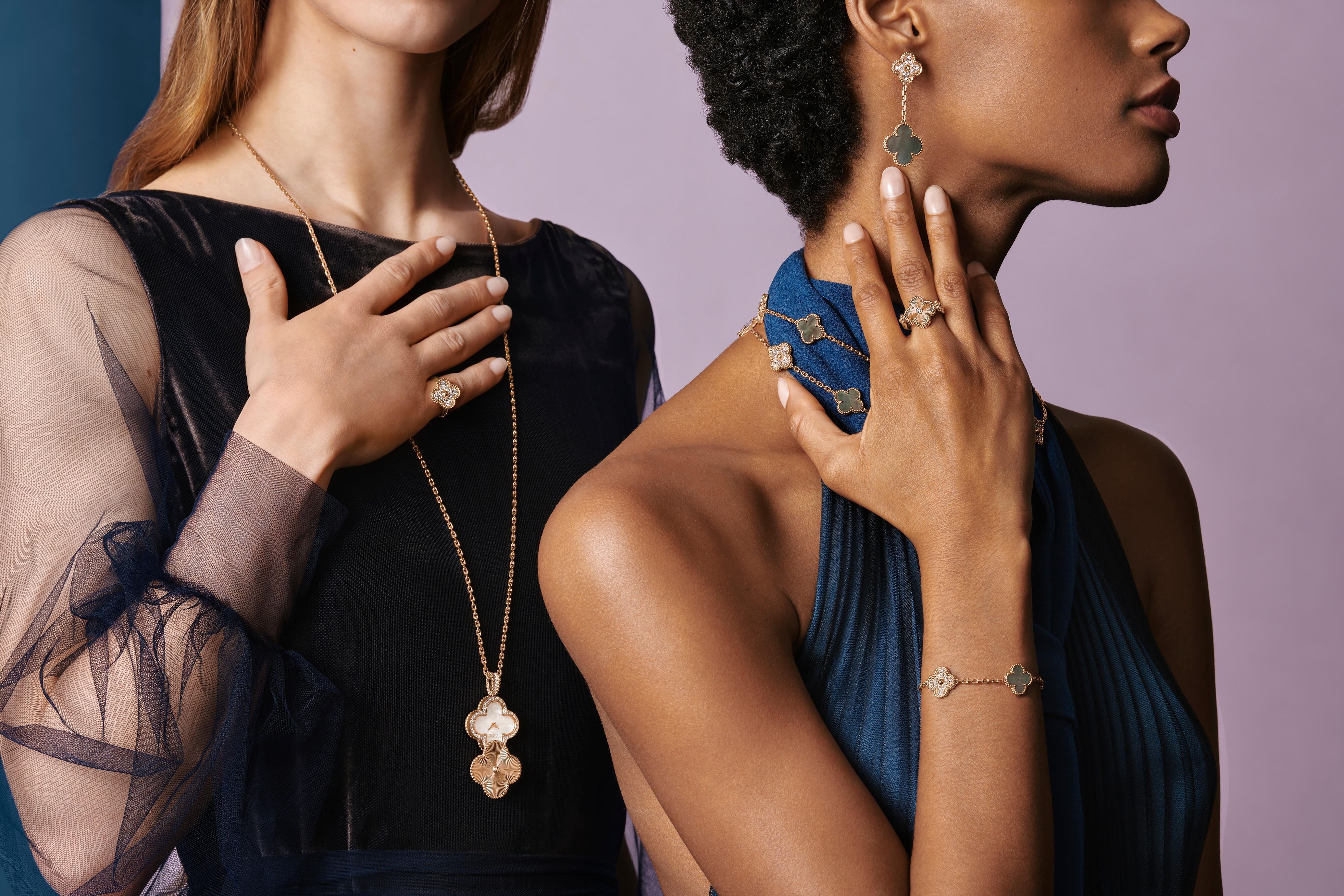 Magic Alhambra系列®耳环，2枚四叶幸运图案。Vintage Alhambra系列®长项链，20枚四叶幸运图案及Vintage Alhambra系列®手链，5枚四叶幸运图案，18K玫瑰金，灰色珍珠母贝，钻石。Vintage Alhambra系列®可翻转式戒指，玑镂雕花18K玫瑰金，红玉髓，钻石。Alhambra系列® secret吊坠表，18K玫瑰金，钻石，白色珍珠母贝，石英机芯。Alhambra系列®四叶幸运系列，Van Cleef & Arpels梵克雅宝。