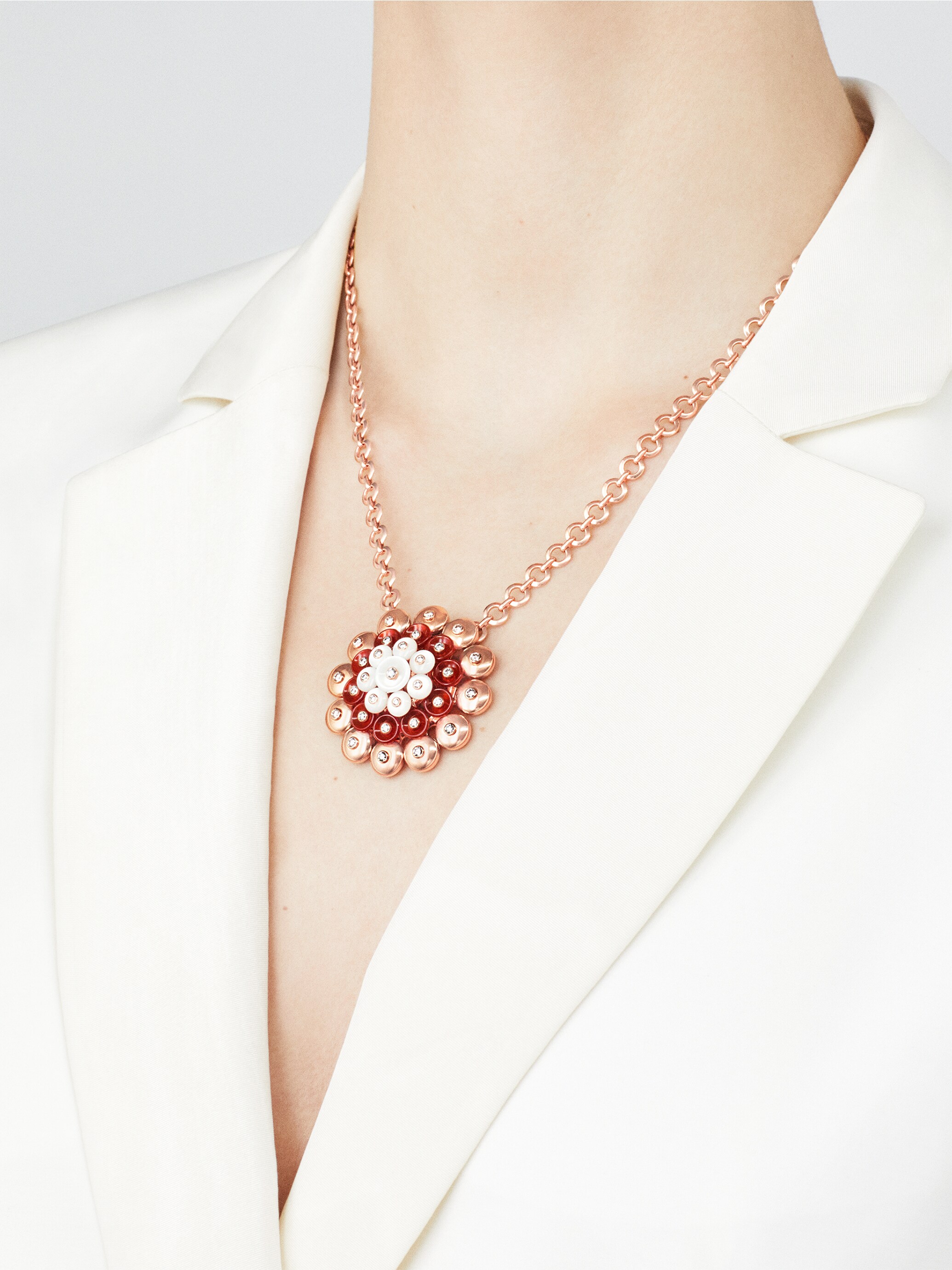 Bouton d'or吊坠，玫瑰金，红玉髓，白色珍珠母贝，钻石。Bouton d'or吊坠，Van Cleef & Arpels梵克雅宝。