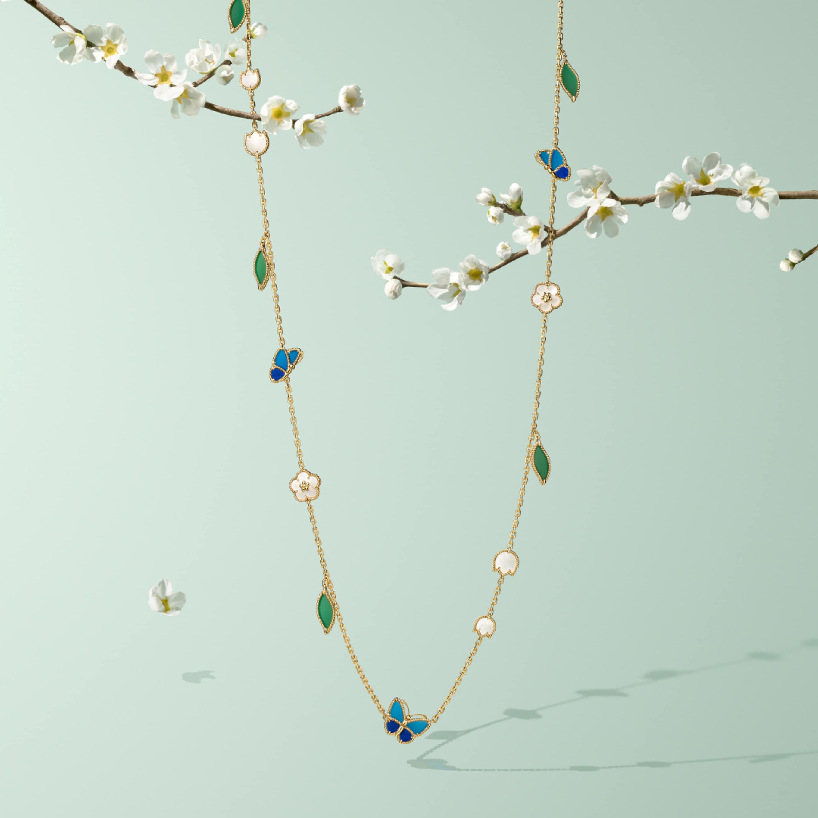 Lucky Spring Butterfly长项链，15枚主题图案，黄K金，青金石，蓝色和绿色玛瑙，白色珍珠母贝。Lucky Spring系列，Van Cleef & Arpels梵克雅宝。