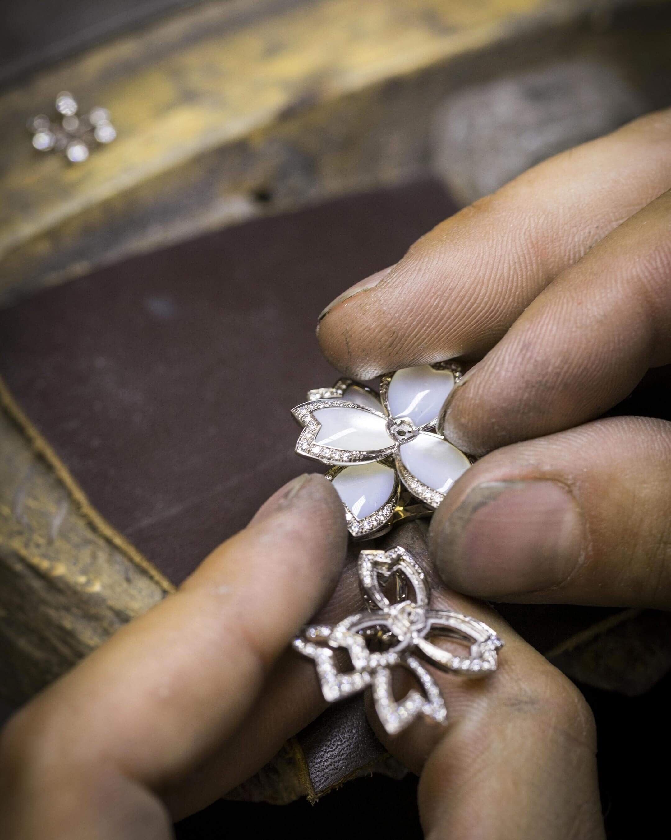 Setting the stones, Hellébore collection, Van Cleef & Arpels