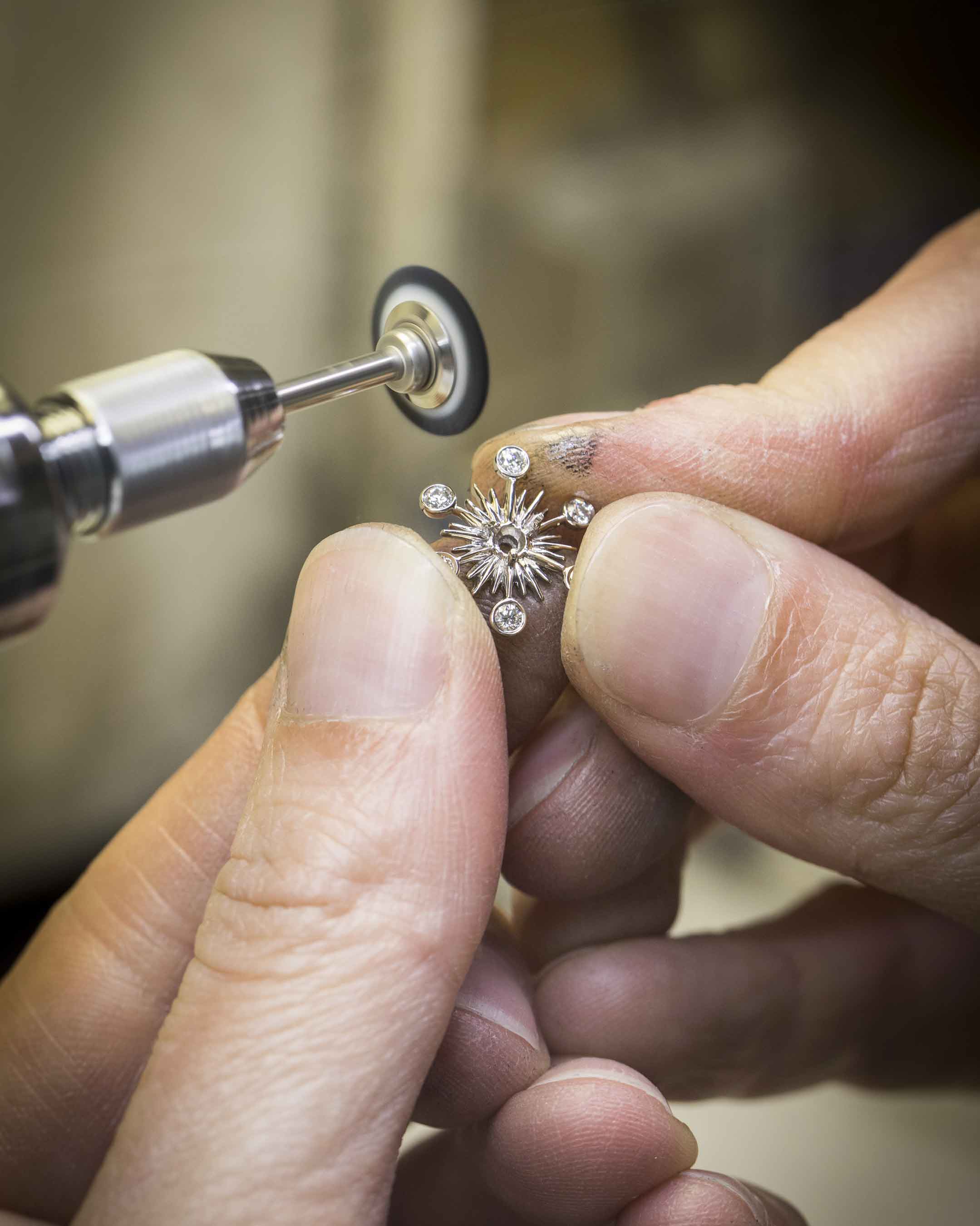 Brush polishing the central motif, Hellébore collection, Van Cleef & Arpels