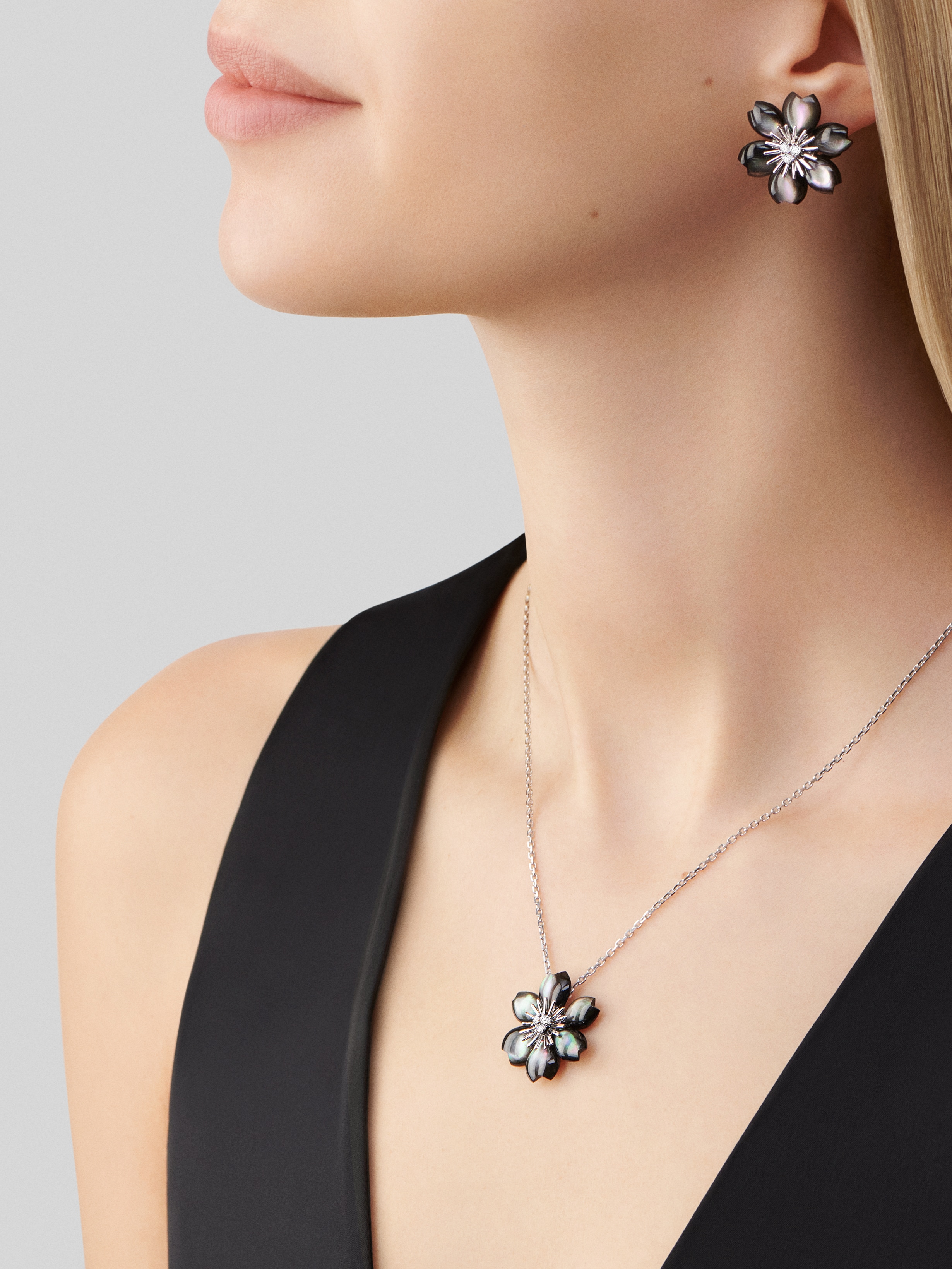 Rose de Noël系列，胸针，缟玛瑙和钻石，Van Cleef & Arpels梵克雅宝