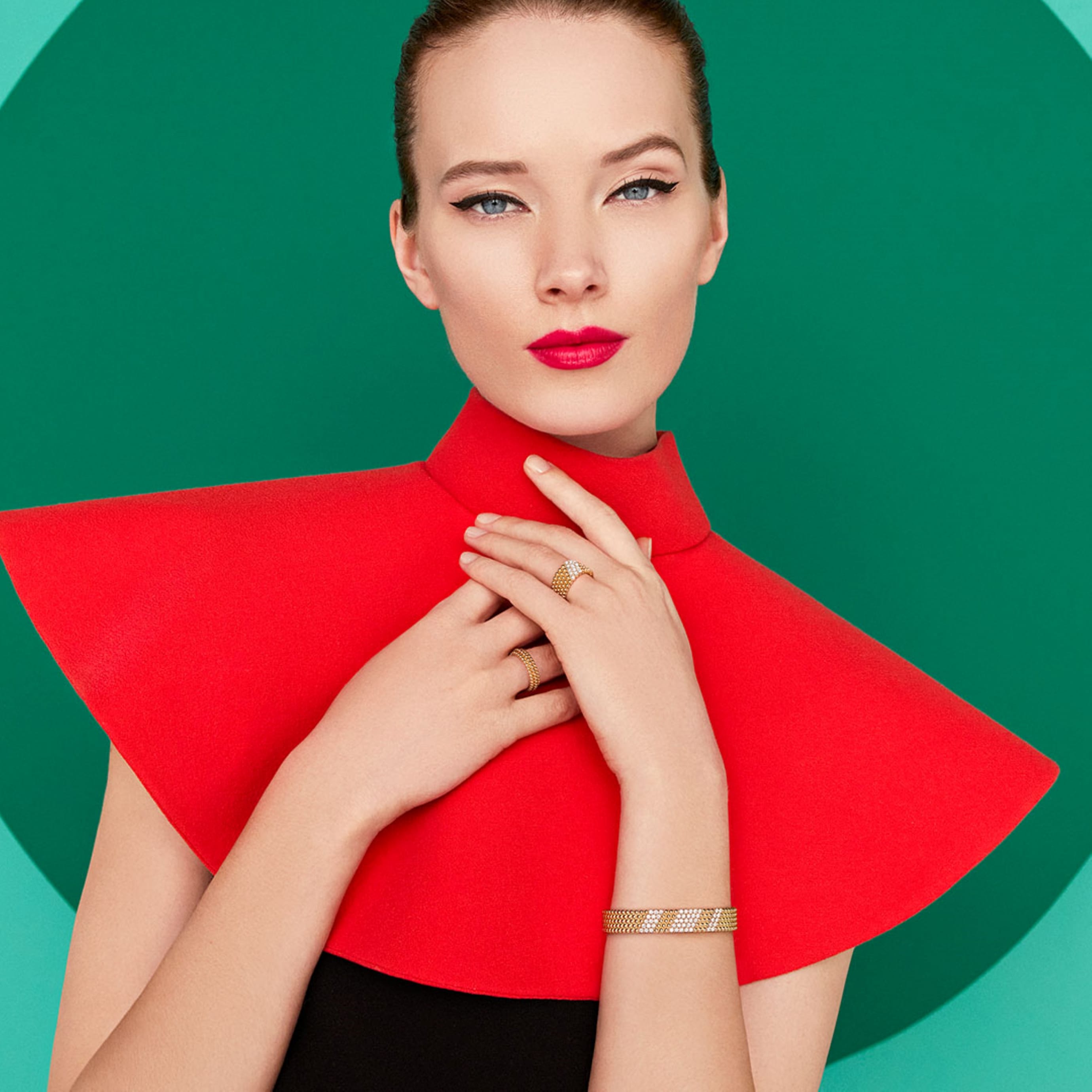 Perlée diamonds手镯和戒指，5排设计，黄K金，钻石。Perlée pearls of gold戒指，3排设计，黄K金。Perlée®系列，Van Cleef & Arpels梵克雅宝。