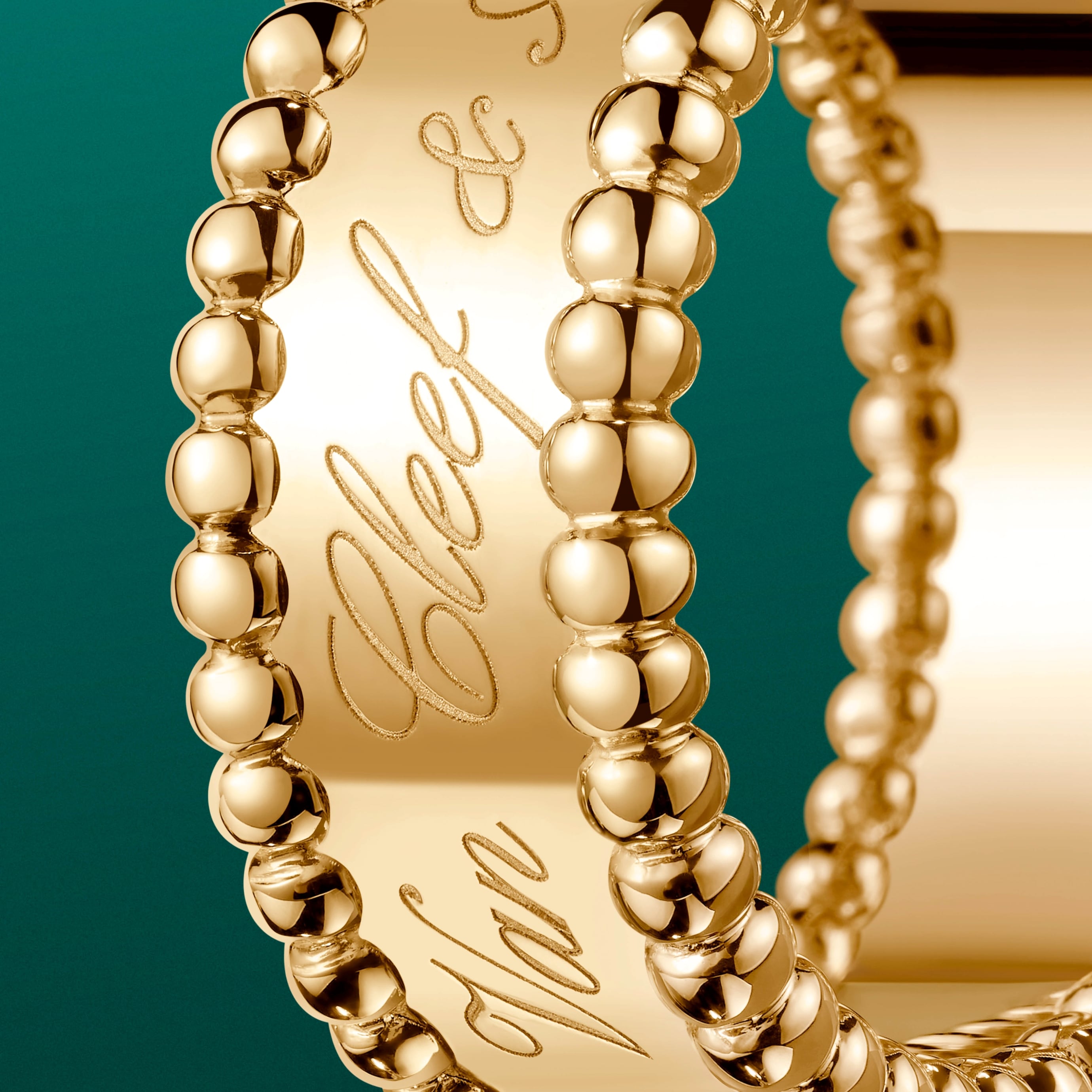 Perlée signature戒指，黄K金。Perlée®系列，Van Cleef & Arpels梵克雅宝。