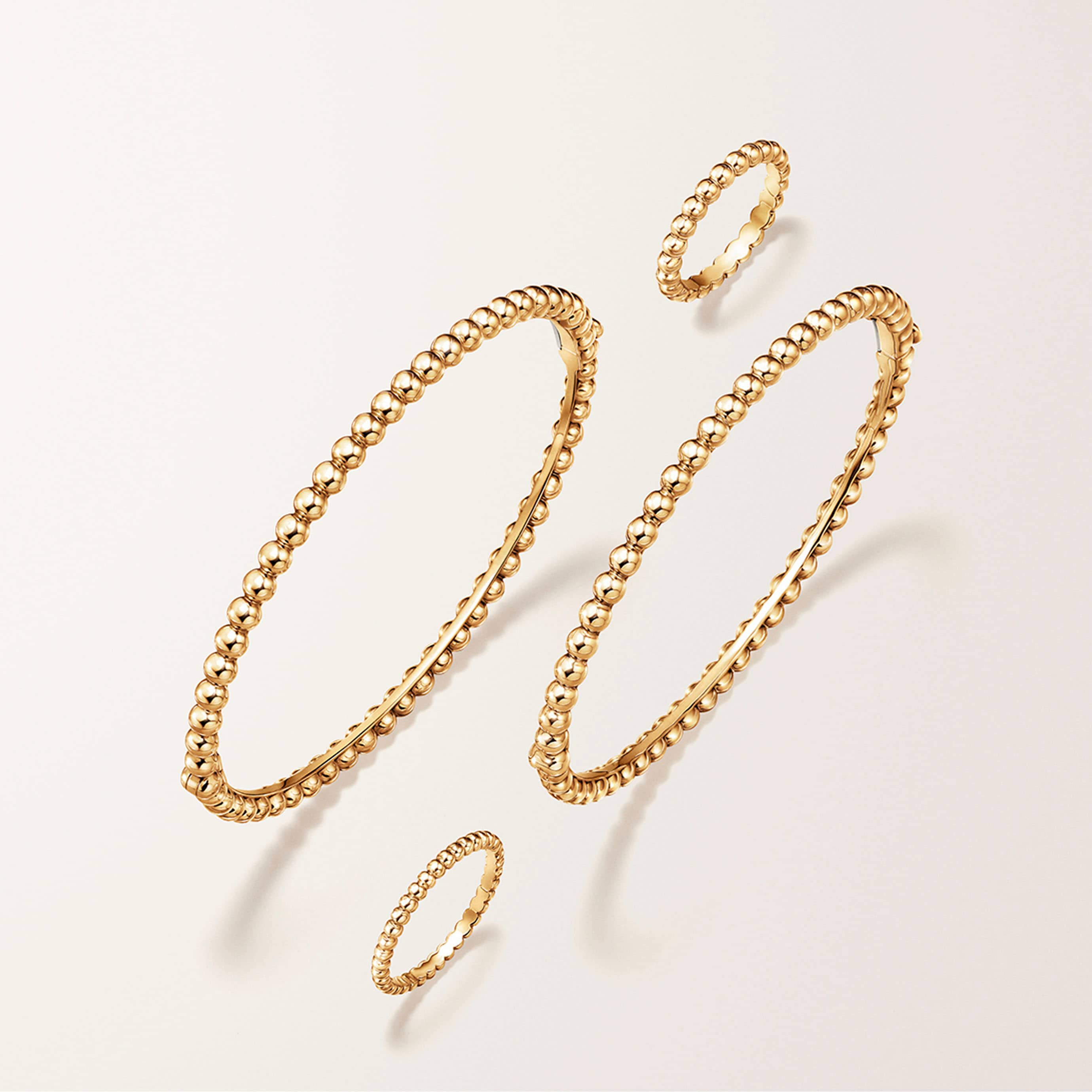 Diamonds戒指，3排设计，钻石；couleurs戒指，3排设计；emeralds and couleurs戒指，3排设计，蓝宝石，黄K金。Perlée系列，Van Cleef & Arpels梵克雅宝。