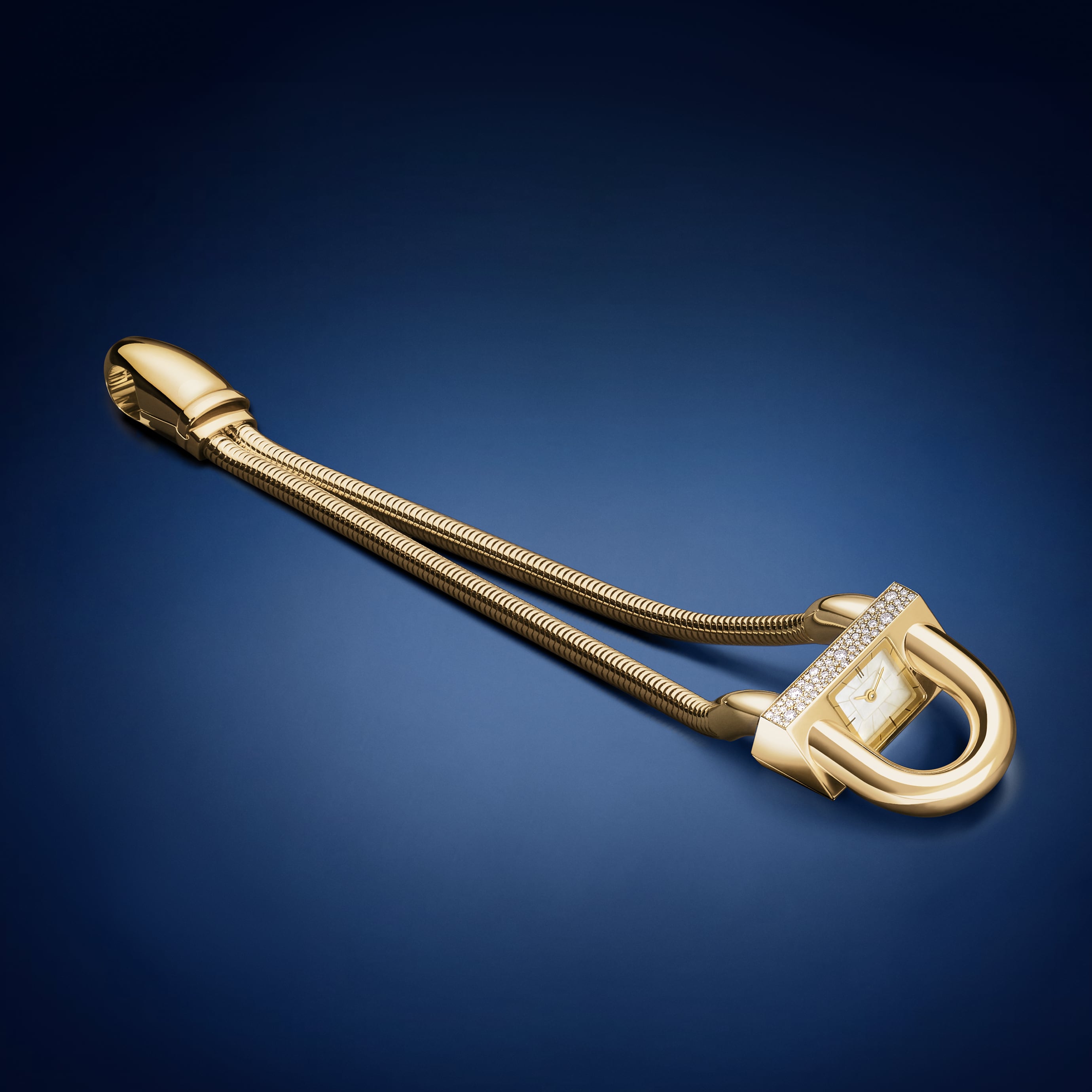 Cadenas腕表，黄K金，钻石，珍珠母贝，石英机芯Cadenas系列，Van Cleef & Arpels梵克雅宝。