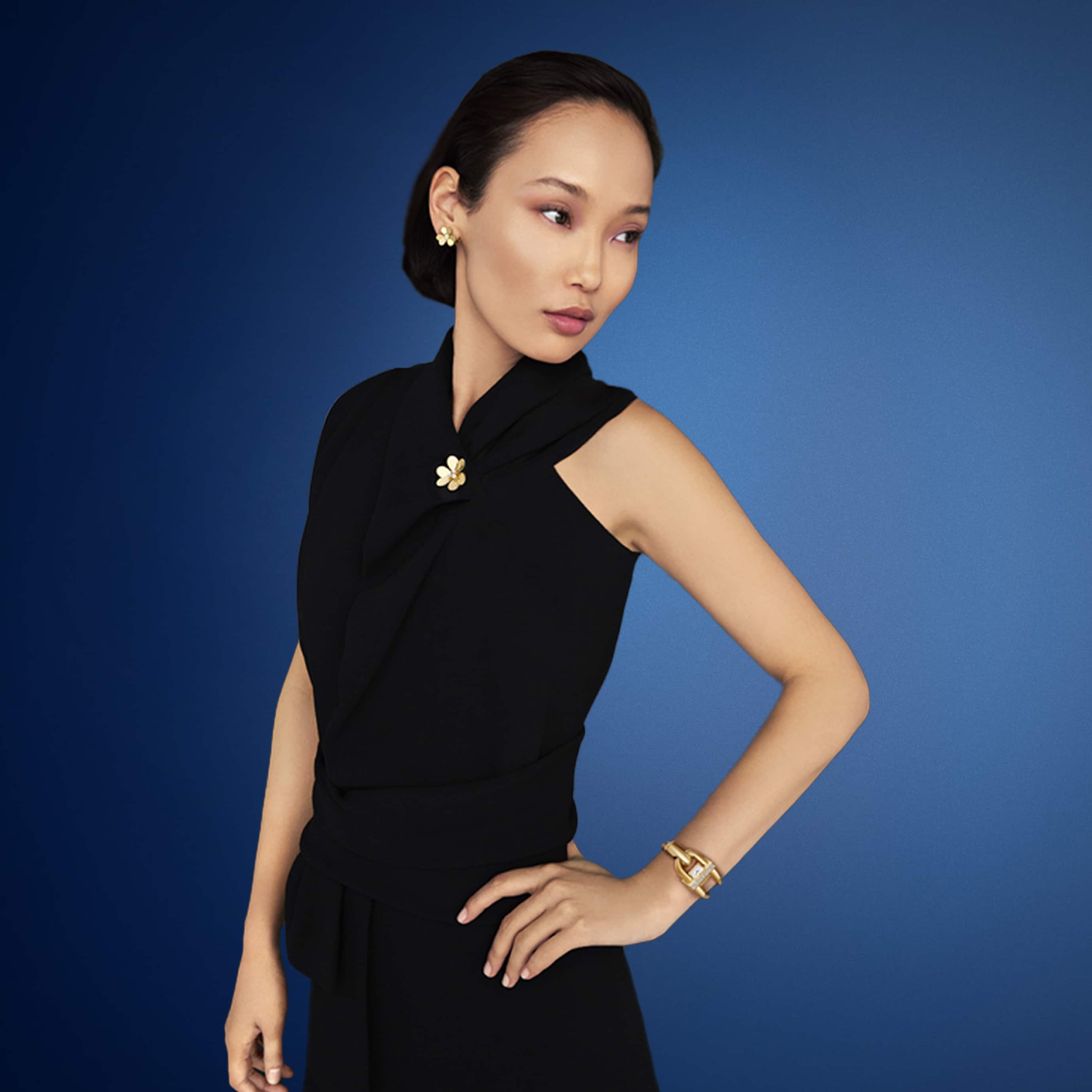 Cadenas腕表，黄K金，钻石，珍珠母贝，石英机芯Frivole胸针吊坠，超大号款式，黄K金，钻石。Frivole耳环，小号款式，黄K金，钻石。Cadenas和Frivole系列，Van Cleef & Arpels梵克雅宝。