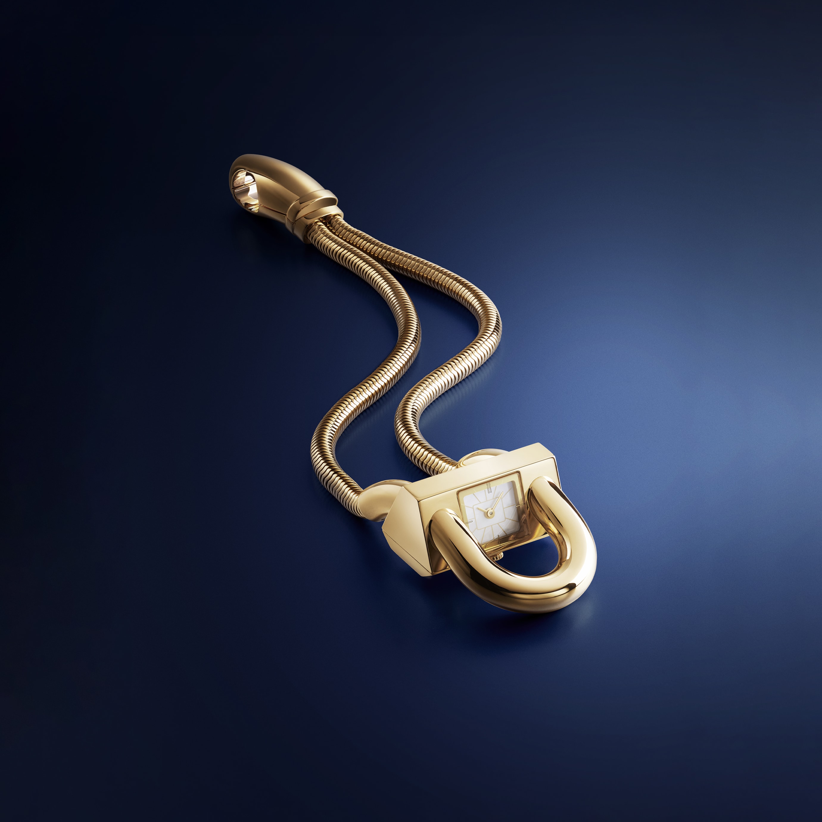 Cadenas腕表，黄K金，珍珠母贝，石英机芯。Cadenas系列，Van Cleef & Arpels梵克雅宝。