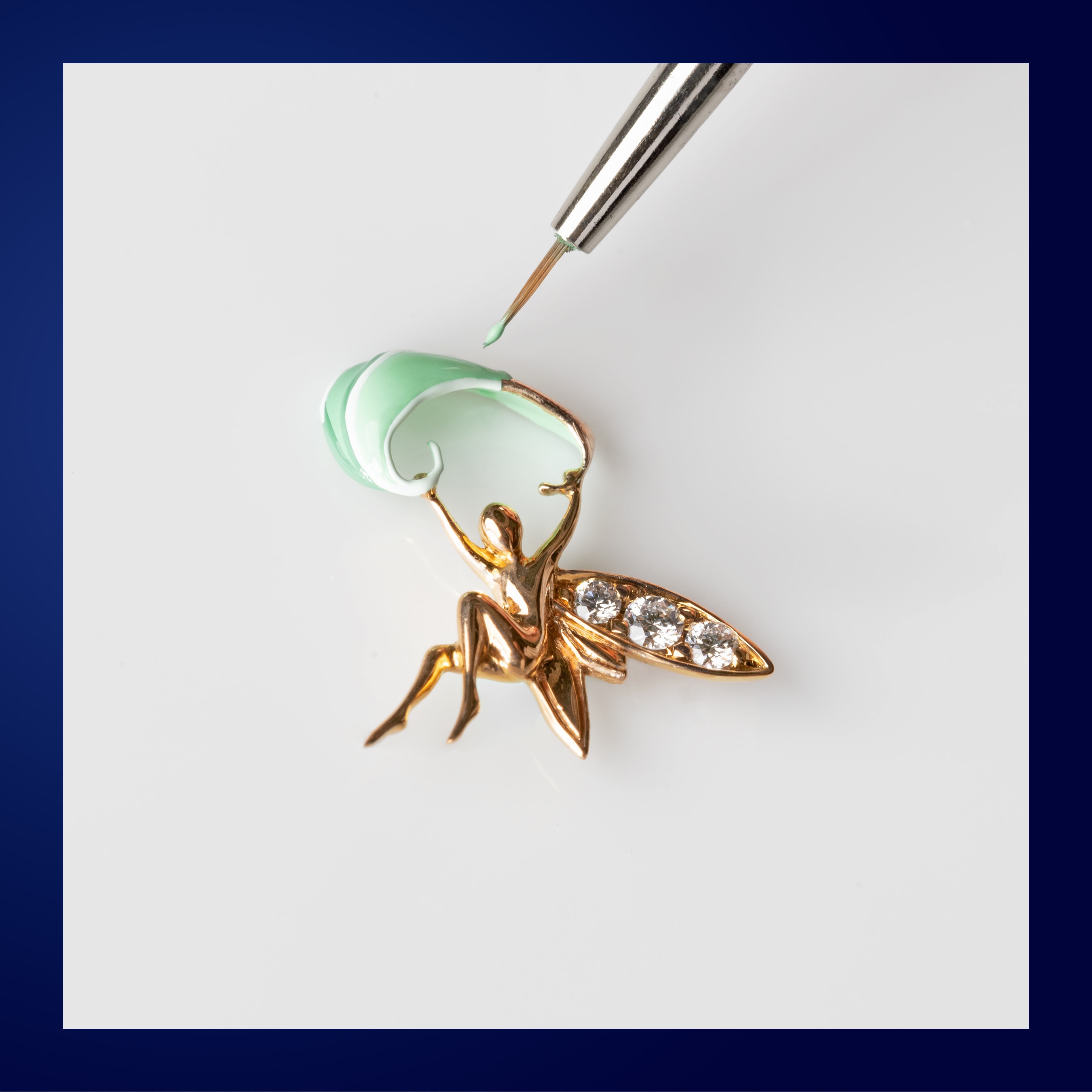 于仙子的玫瑰金叶片上运用微型彩绘工艺。Perlée Extraordinaire Fruits Enchantés Myrtille腕表，非凡表盘腕表系列，Van Cleef & Arpels梵克雅宝。