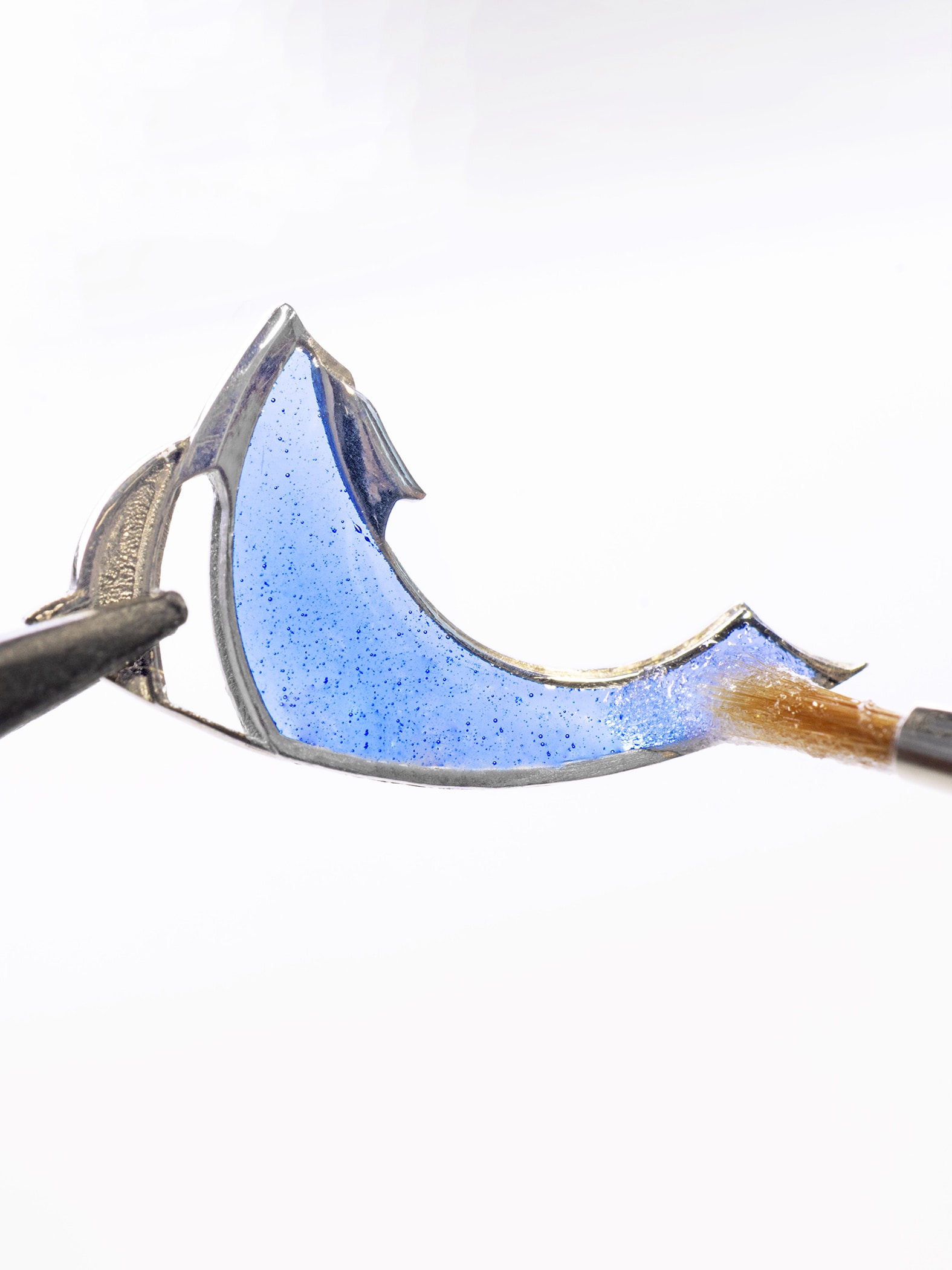 在长袍上填涂plique-à-jour彩色玻璃珐琅，Van Cleef & Arpels梵克雅宝。