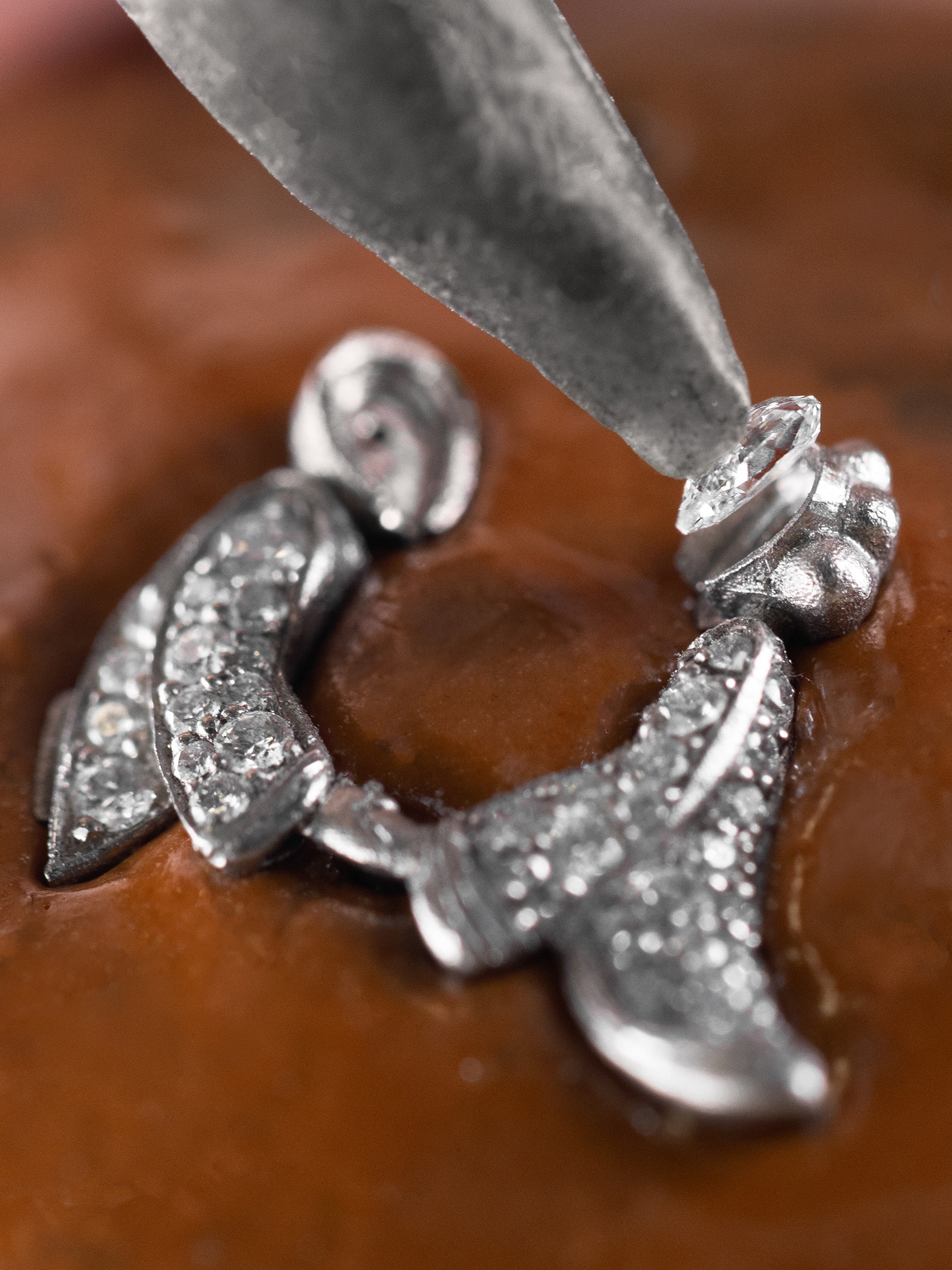 校对玫瑰切割钻石的位置，Van Cleef & Arpels梵克雅宝。