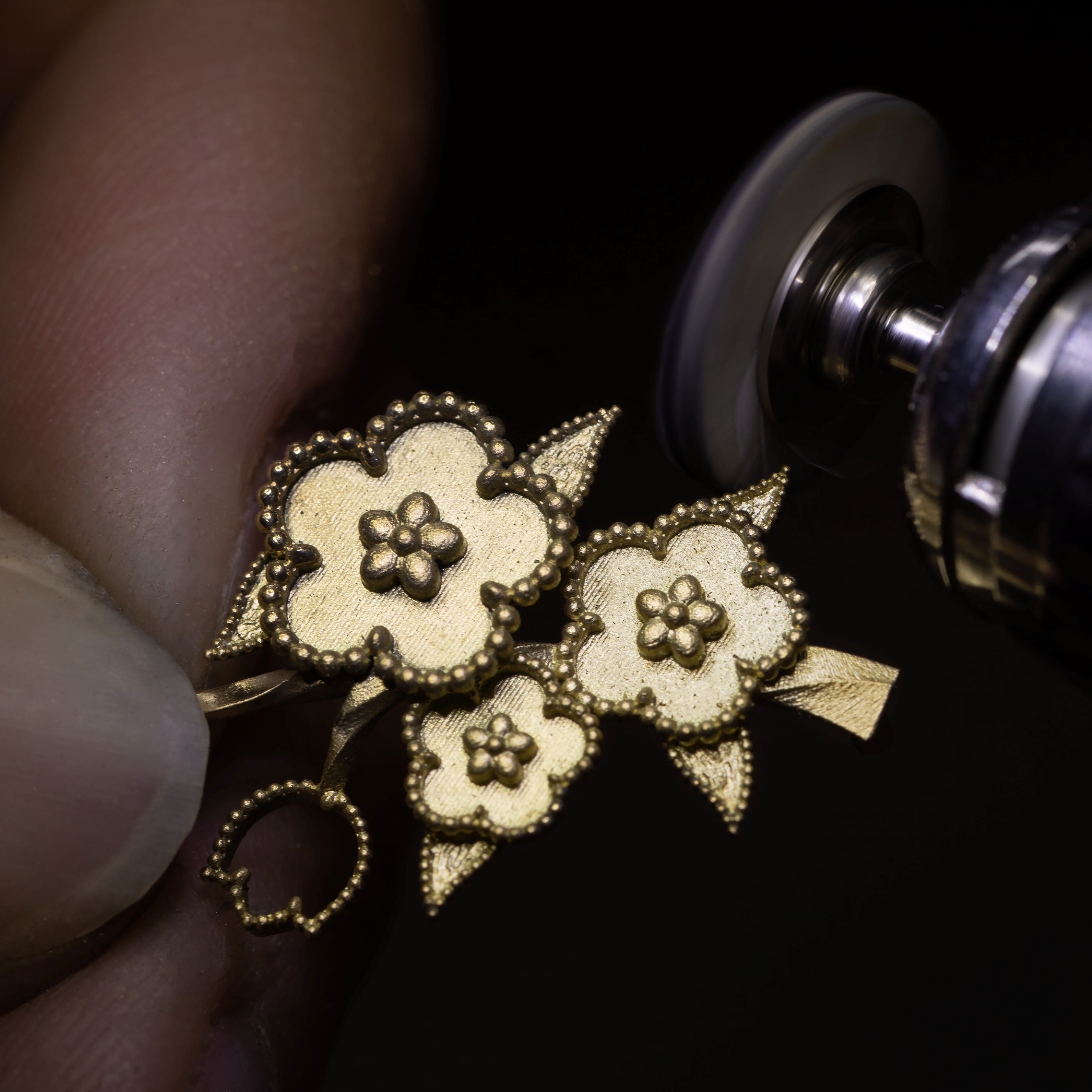 金质枝条抛光工序，Van Cleef & Arpels梵克雅宝。