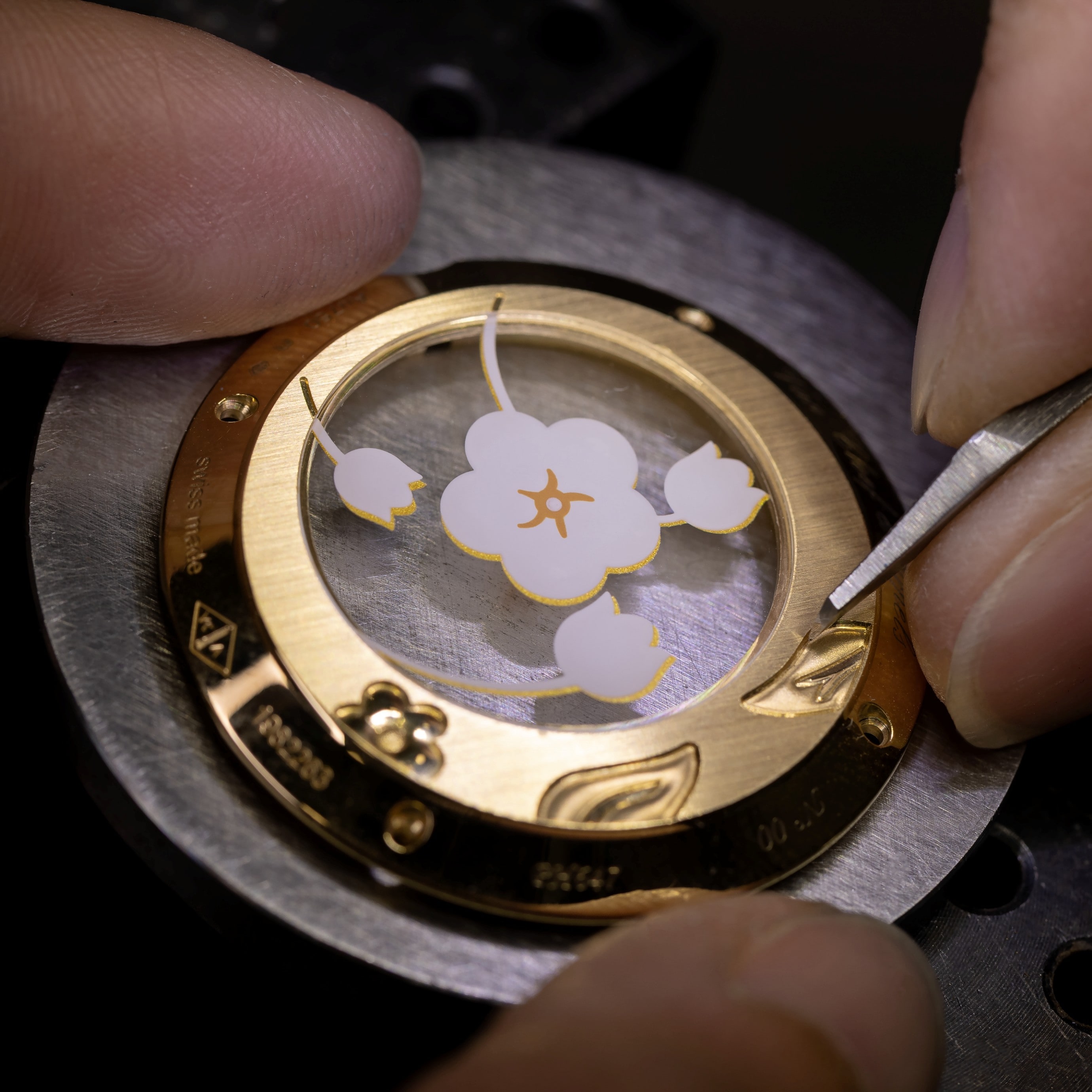 表壳底盖金雕工序，Van Cleef & Arpels梵克雅宝。