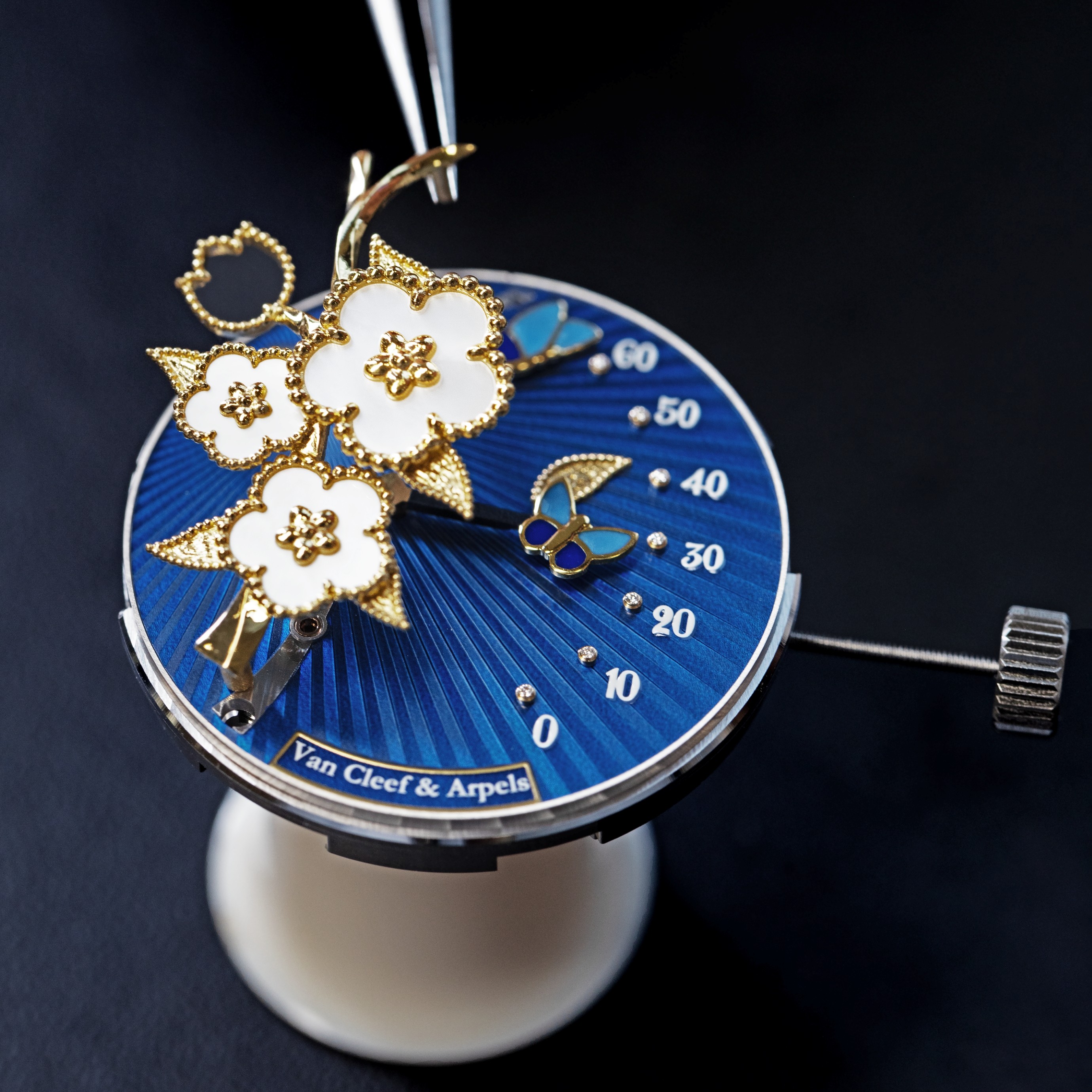 金质枝条安装工序，Van Cleef & Arpels梵克雅宝。