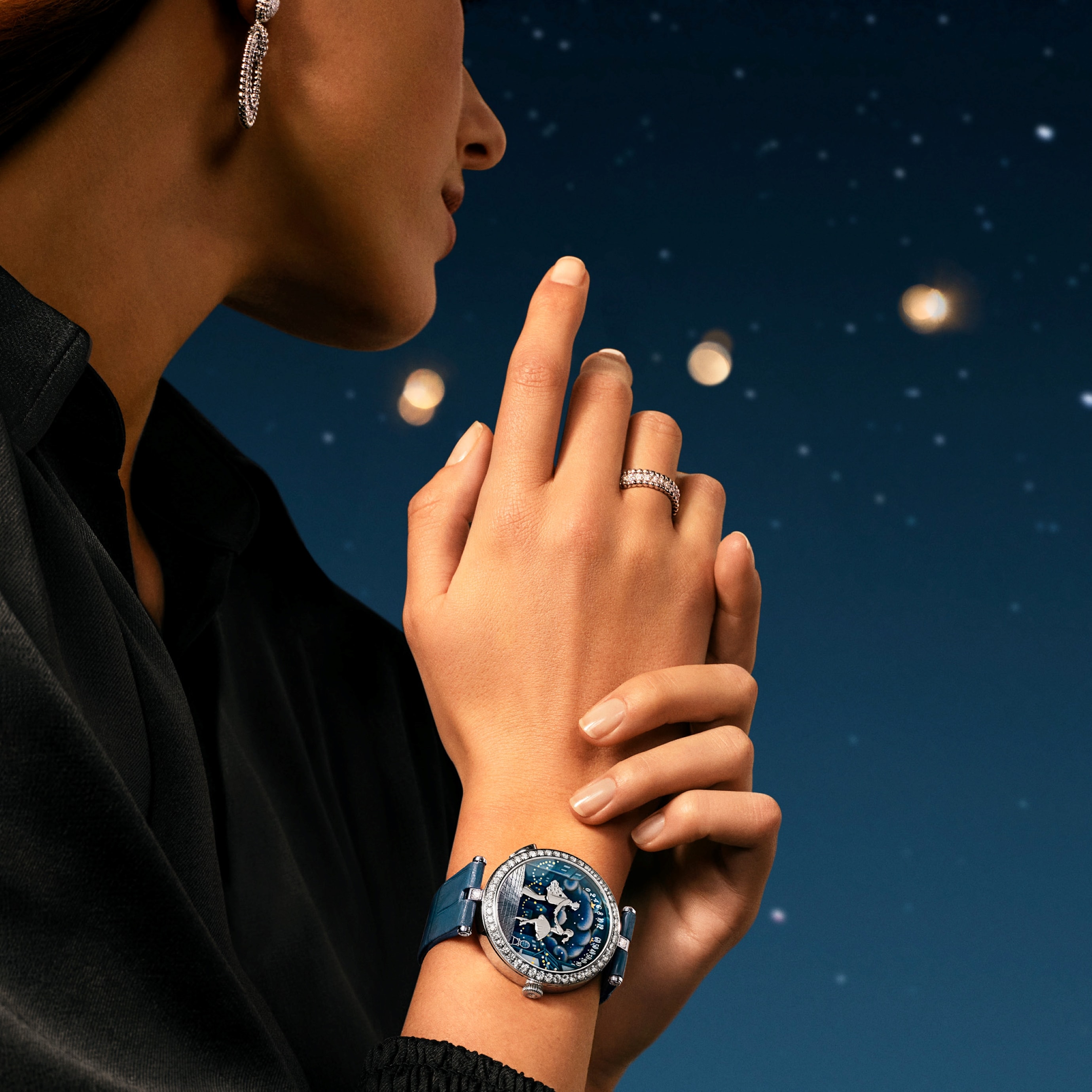 Lady Arpels Pont des Amoureux腕表。镀铑18K白金，钻石，珐琅，自动上链机械机芯，配备双逆跳及按需动画功能。Poetic Complications®诗意复杂功能腕表系列，Van Cleef & Arpels梵克雅宝。