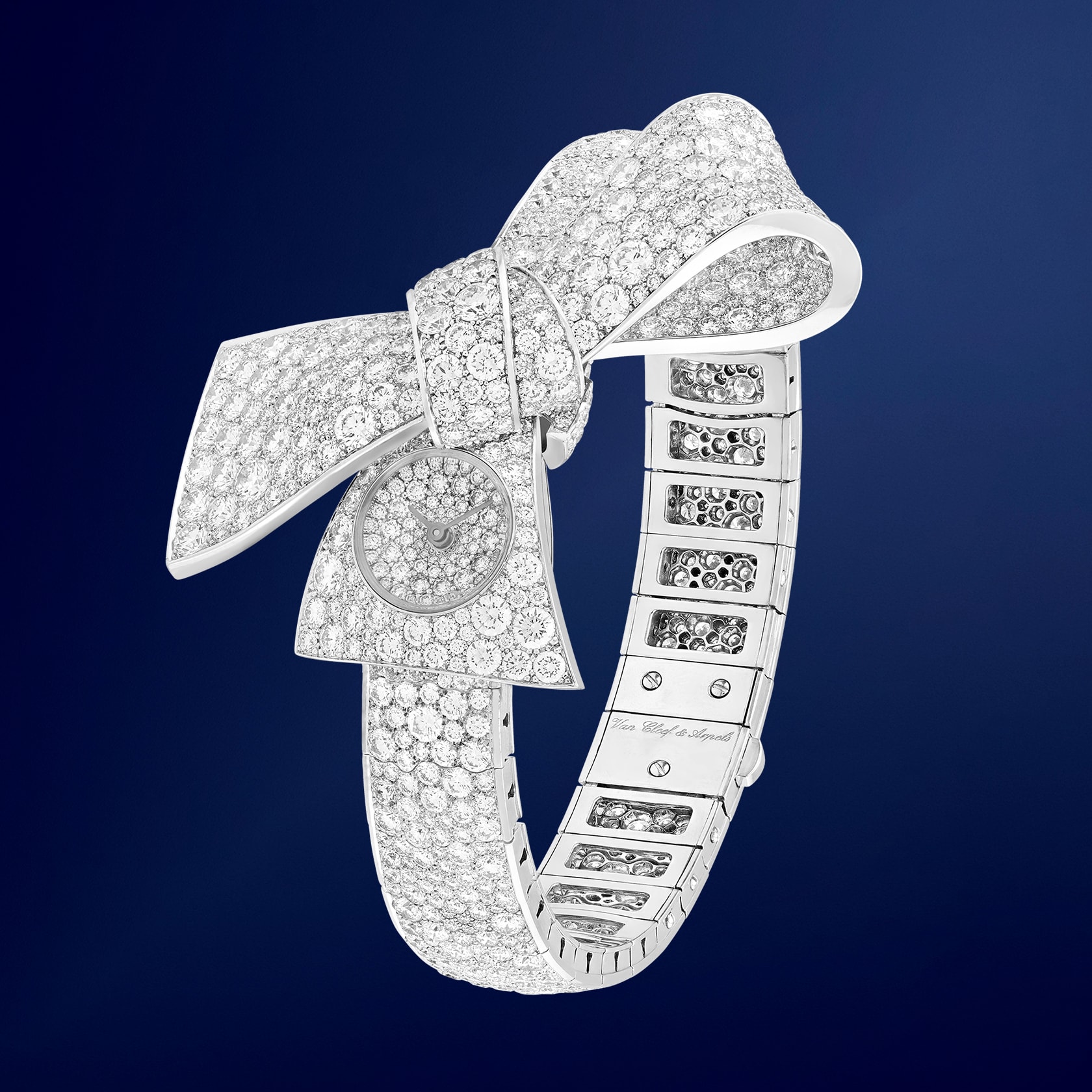 Ruban隐秘式腕表，镀铑白K金，钻石，石英机芯。高级珠宝腕表系列，Van Cleef & Arpels梵克雅宝。
