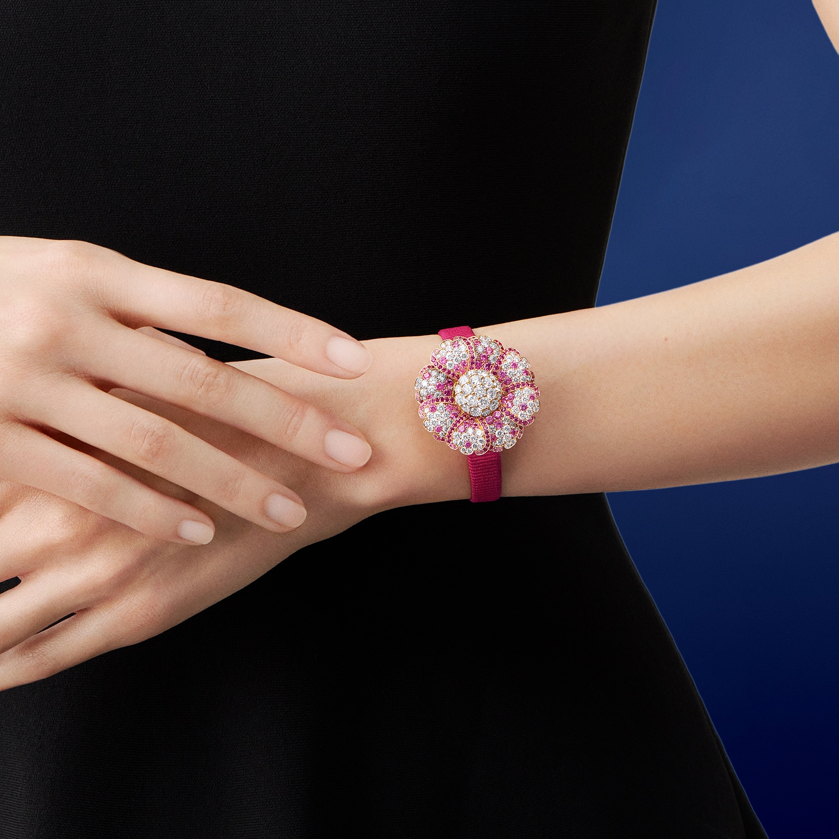 Primerose隐秘式腕表，玫瑰金及黄K金，钻石，粉色蓝宝石，石英机芯；黄K金及镀铑白K金胸针，钻石。高级珠宝腕表系列，Van Cleef & Arpels梵克雅宝。