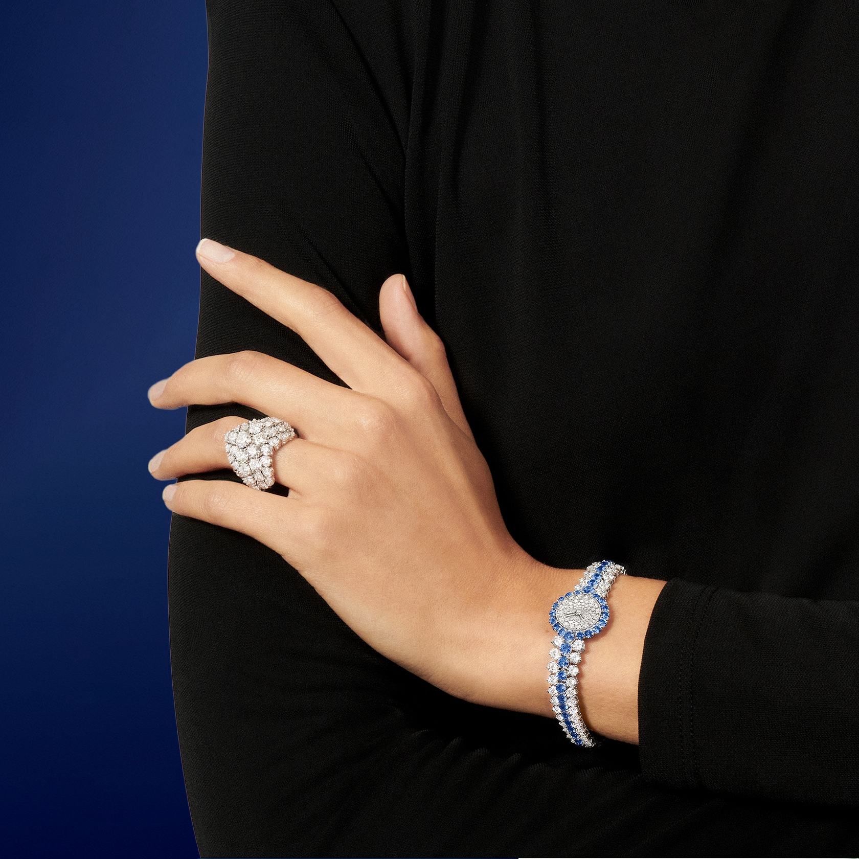 À Cheval腕表，铂金，镀铑白K金，蓝宝石，钻石，瑞士石英机芯。À Cheval戒指。玫瑰金，钻石。À Cheval系列，Van Cleef & Arpels梵克雅宝。