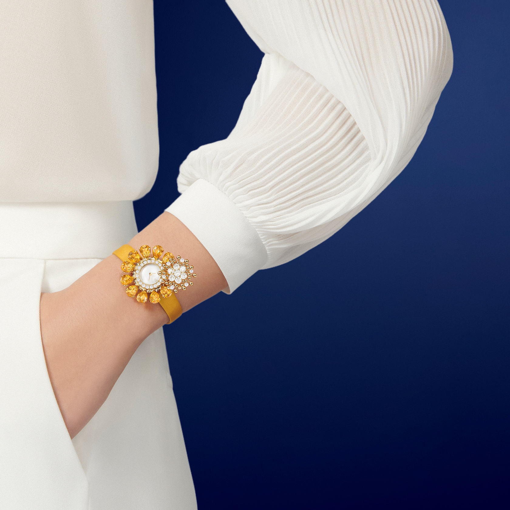 Fleurs d’Hawaï隐秘式腕表，黄K金，黄水晶，白色珍珠母贝，钻石，瑞士石英机芯。Fleurs d’Hawaï系列，Van Cleef & Arpels梵克雅宝。