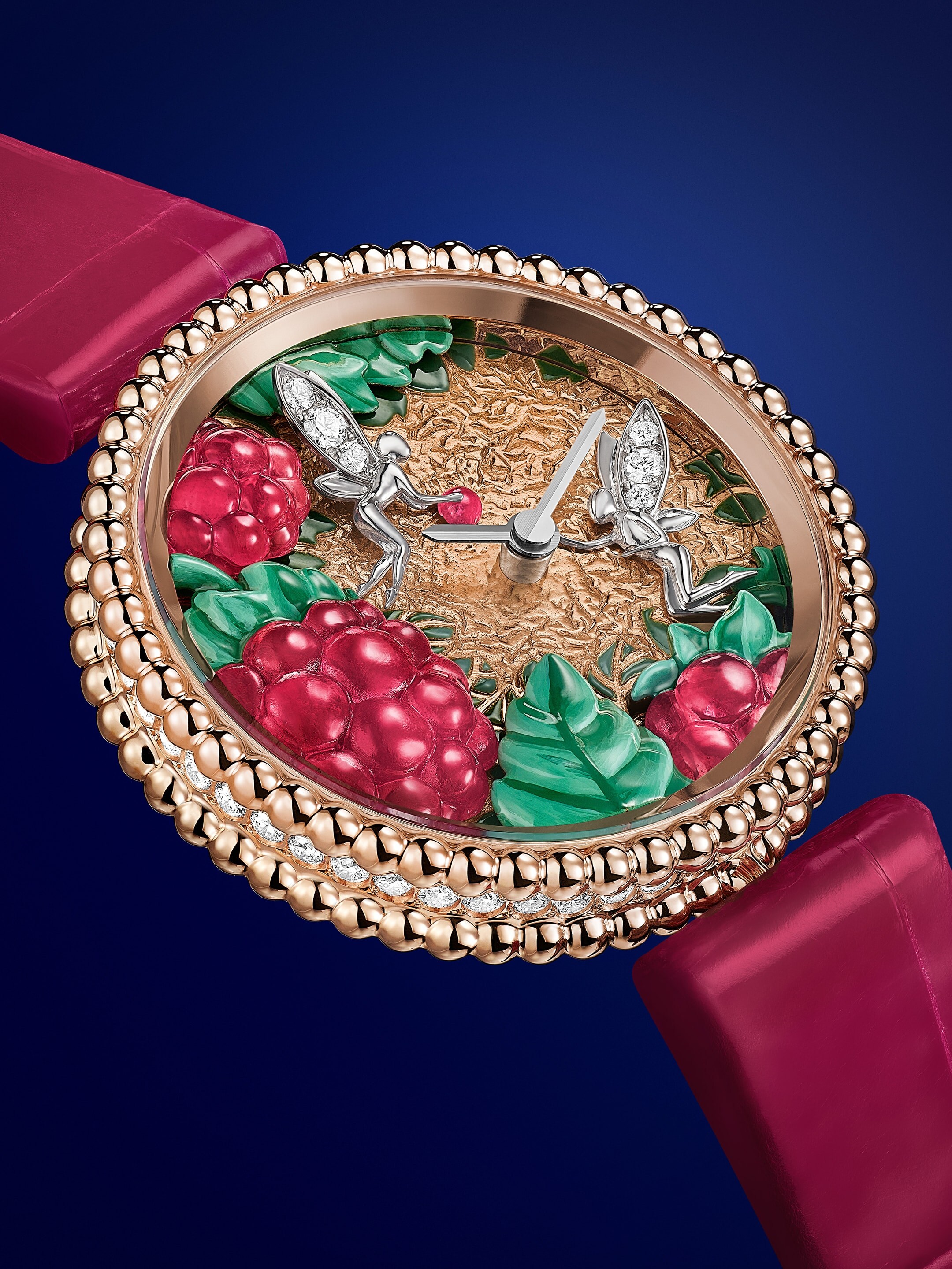 Perlée Extraordinaire Fruits Enchantés Framboise腕表,玫瑰金,镀铑白K金,钻石,珐琅,微型彩绘,瑞士石英机芯。非凡表盘腕表系列,Van Cleef & Arpels梵克雅宝。