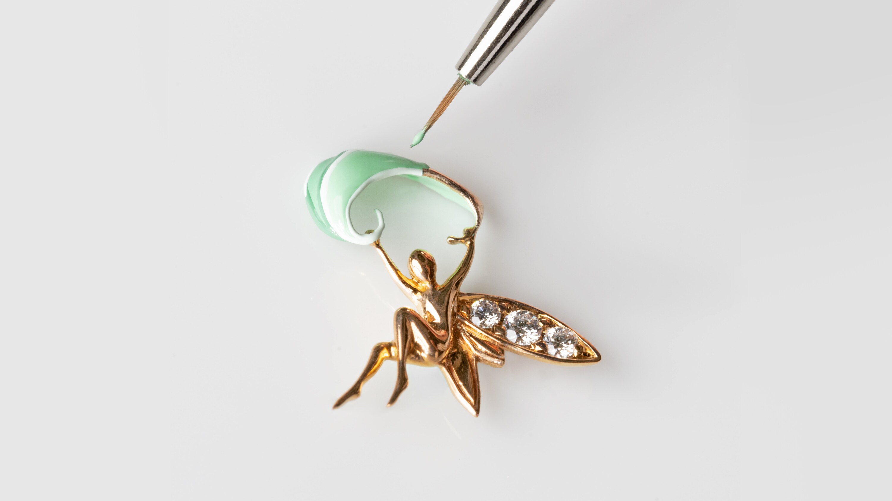 Métiers d'art enchant the hours - Van Cleef & Arpels